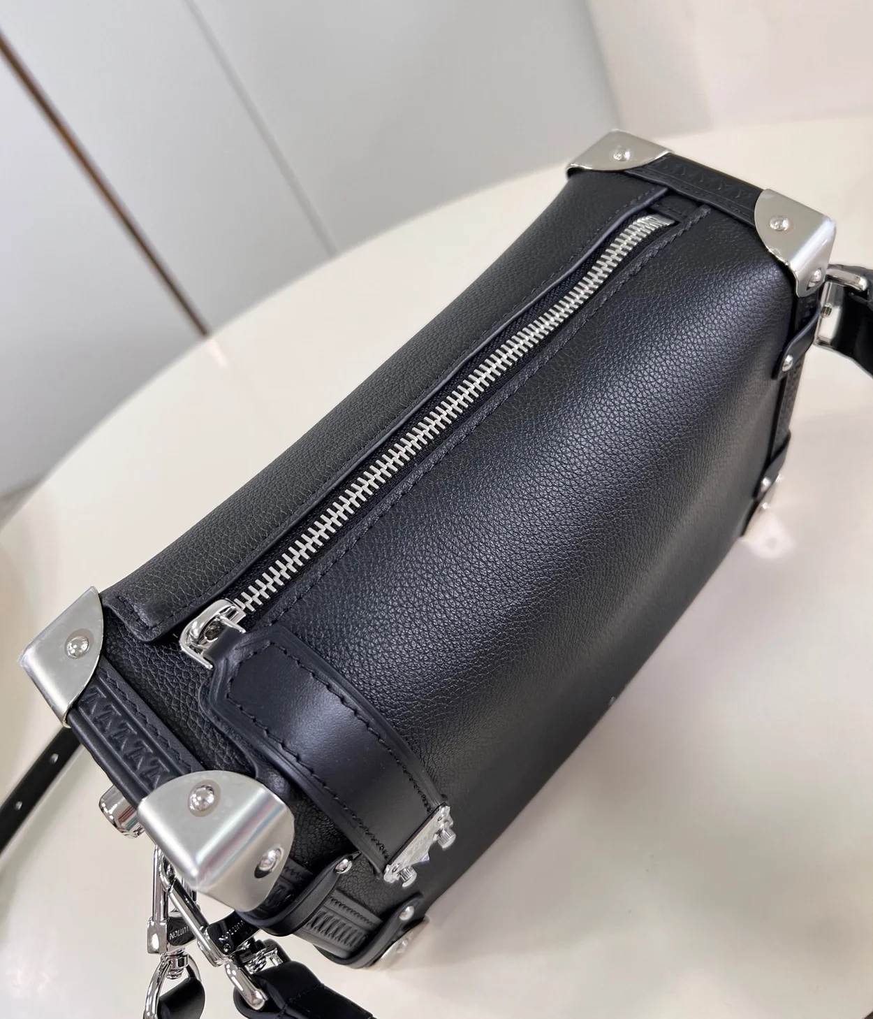 루이비통 사이드 트렁크 MM M25160