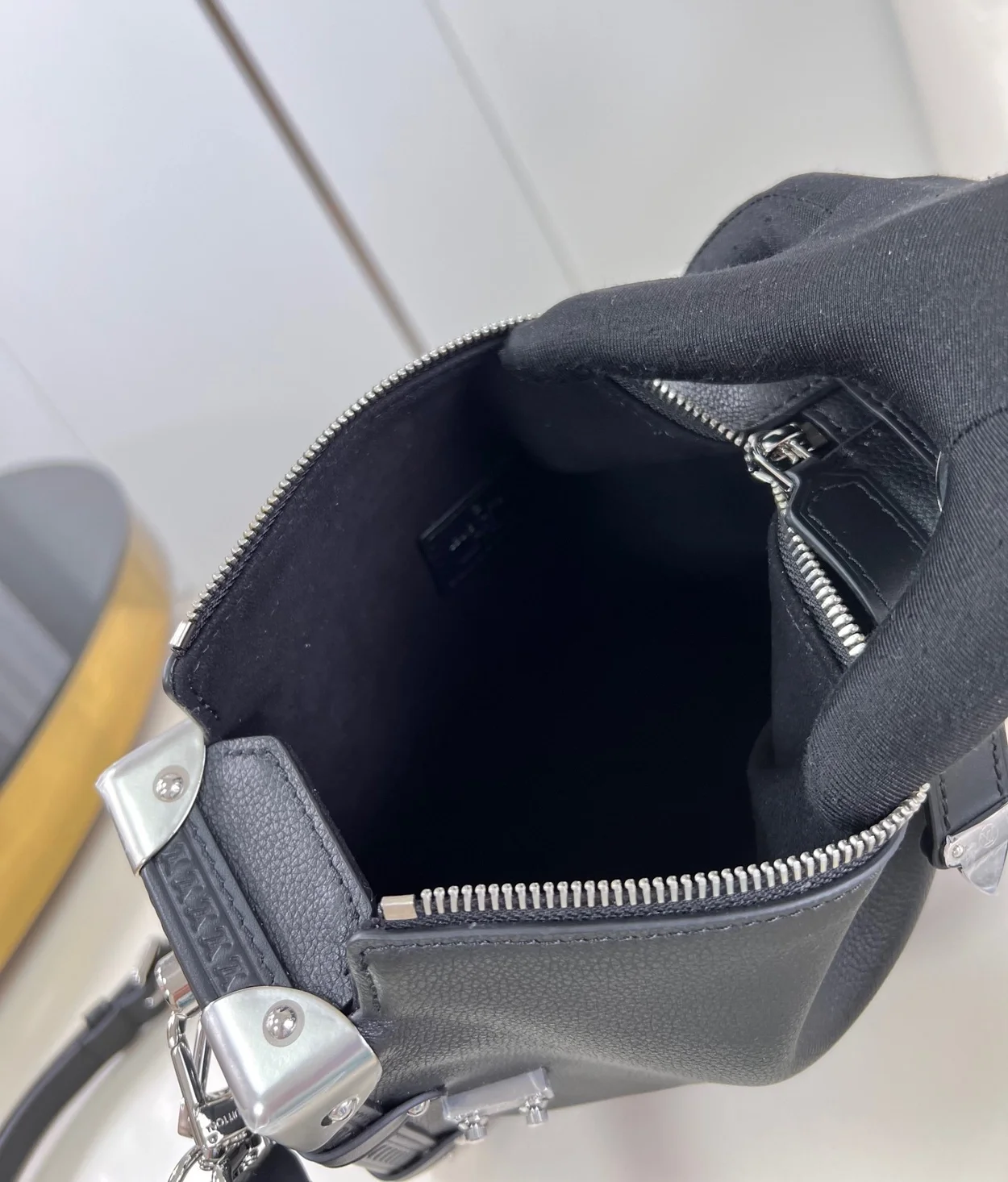 루이비통 사이드 트렁크 MM M25160