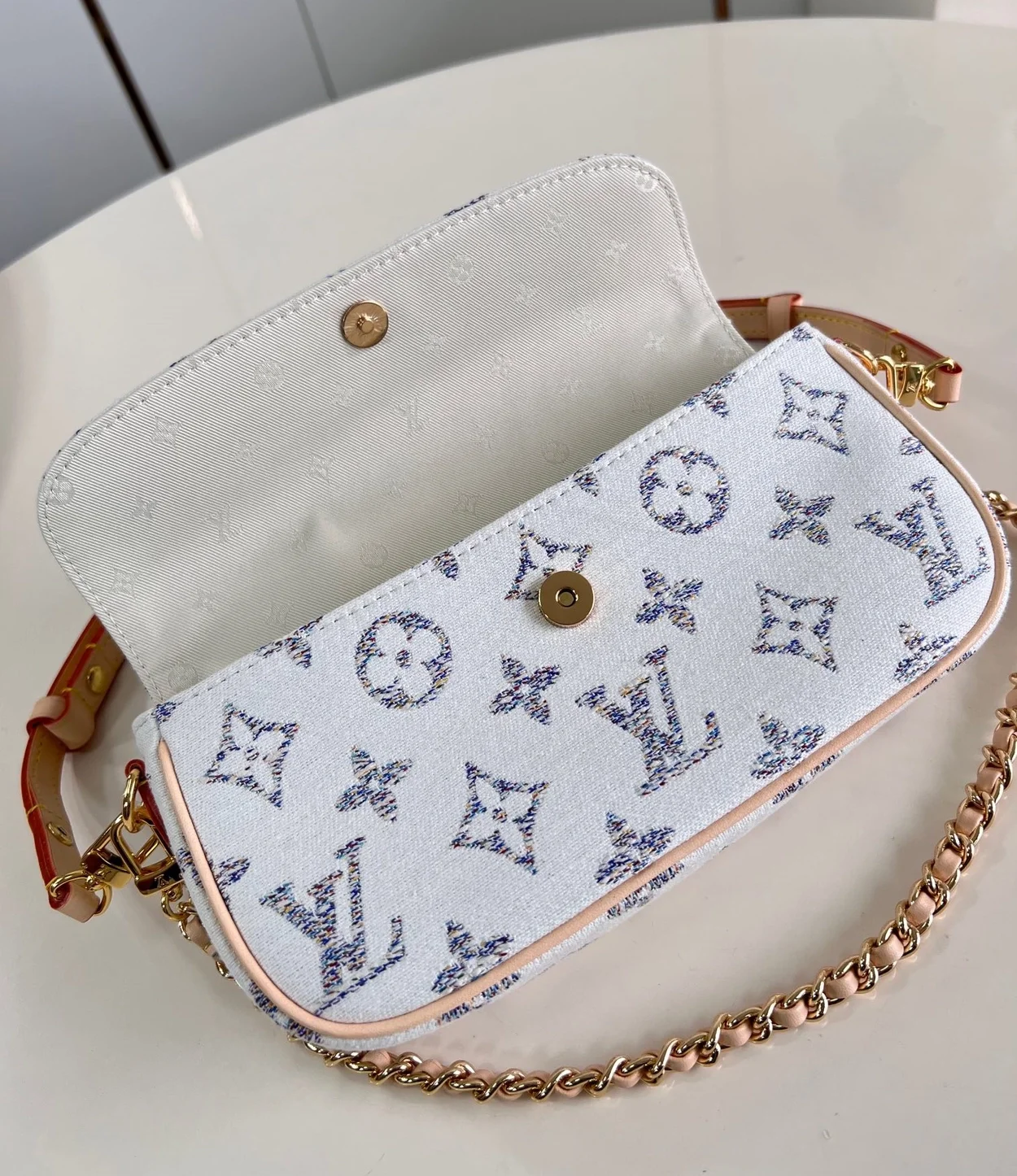 루이비통 월릿 온 체인 아이비 M83499