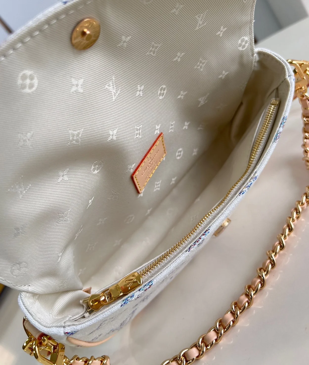 루이비통 월릿 온 체인 아이비 M83499