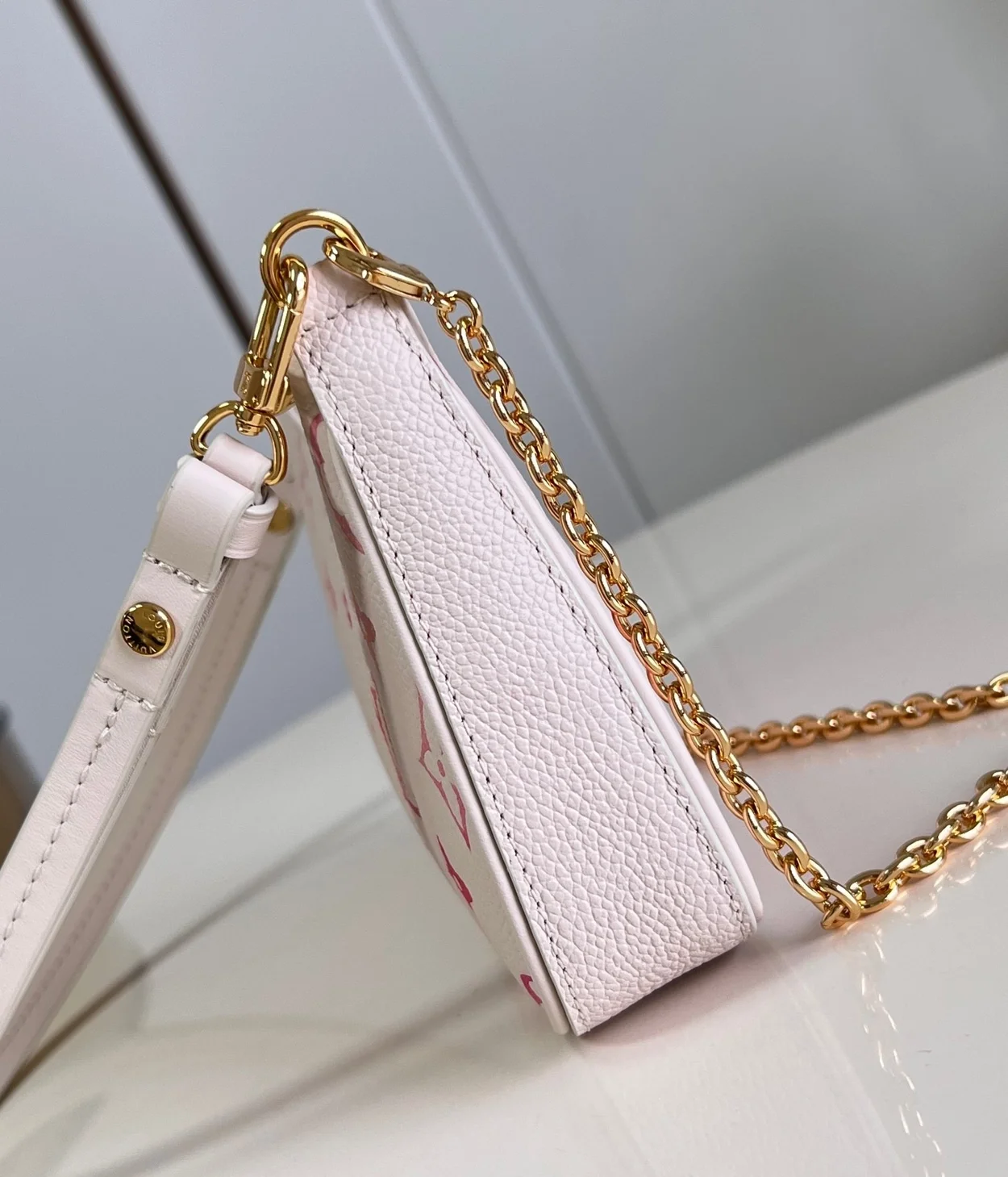 루이비통 이지 파우치 온 스트랩 M83448