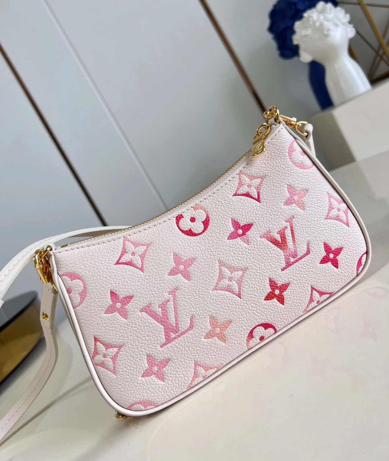 루이비통 이지 파우치 온 스트랩 M83448