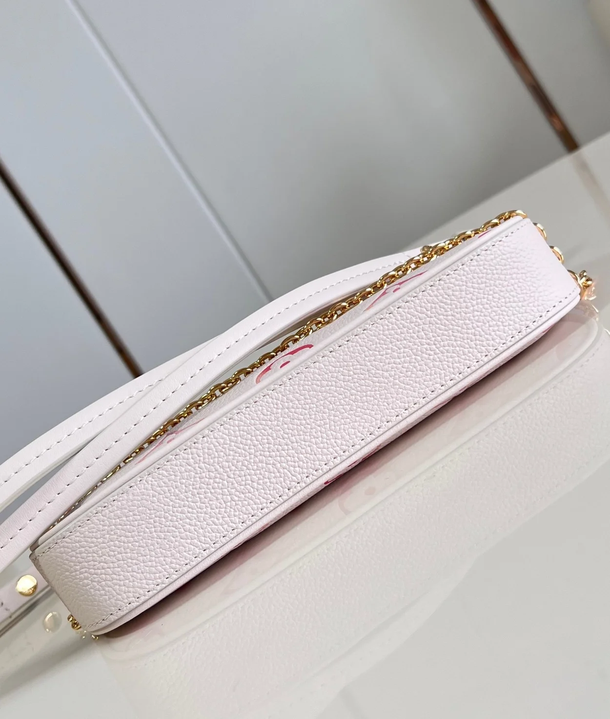 루이비통 이지 파우치 온 스트랩 M83448