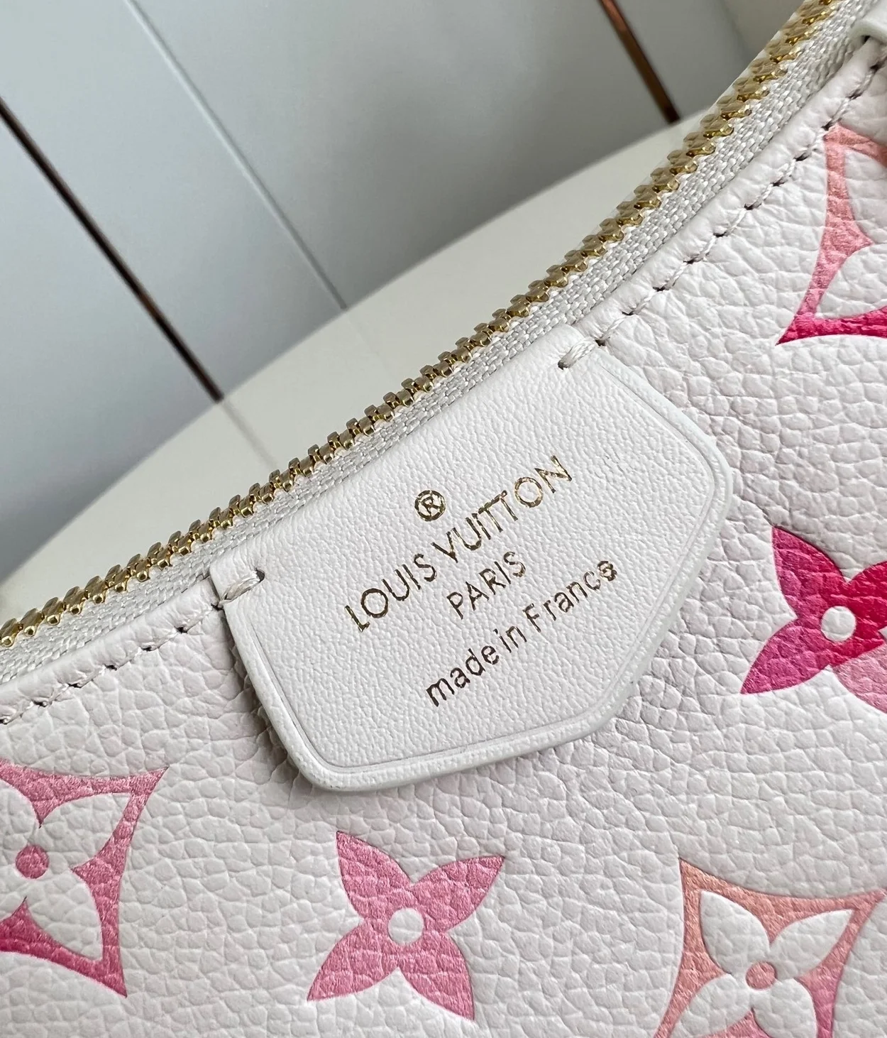 루이비통 이지 파우치 온 스트랩 M83448