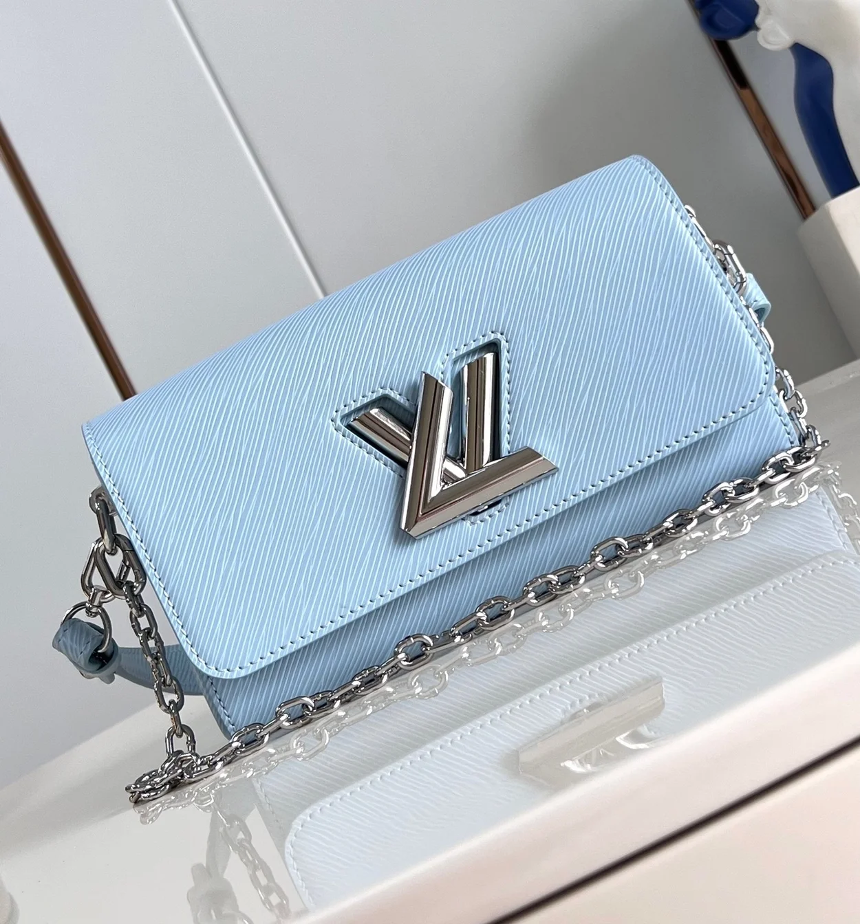 루이비통 트위스트 웨스트 백 M24566