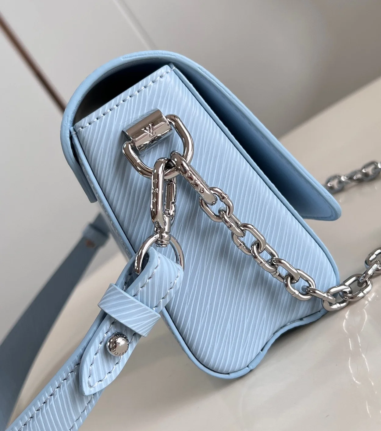 루이비통 트위스트 웨스트 백 M24566