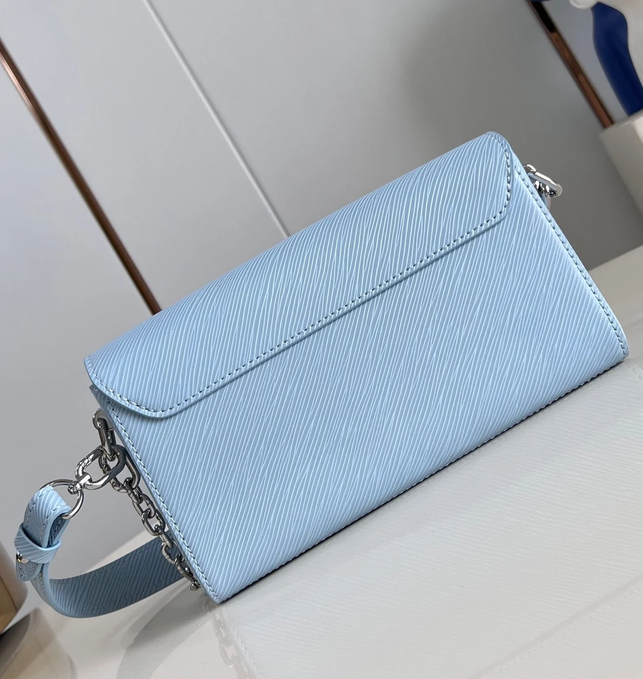 루이비통 트위스트 웨스트 백 M24566