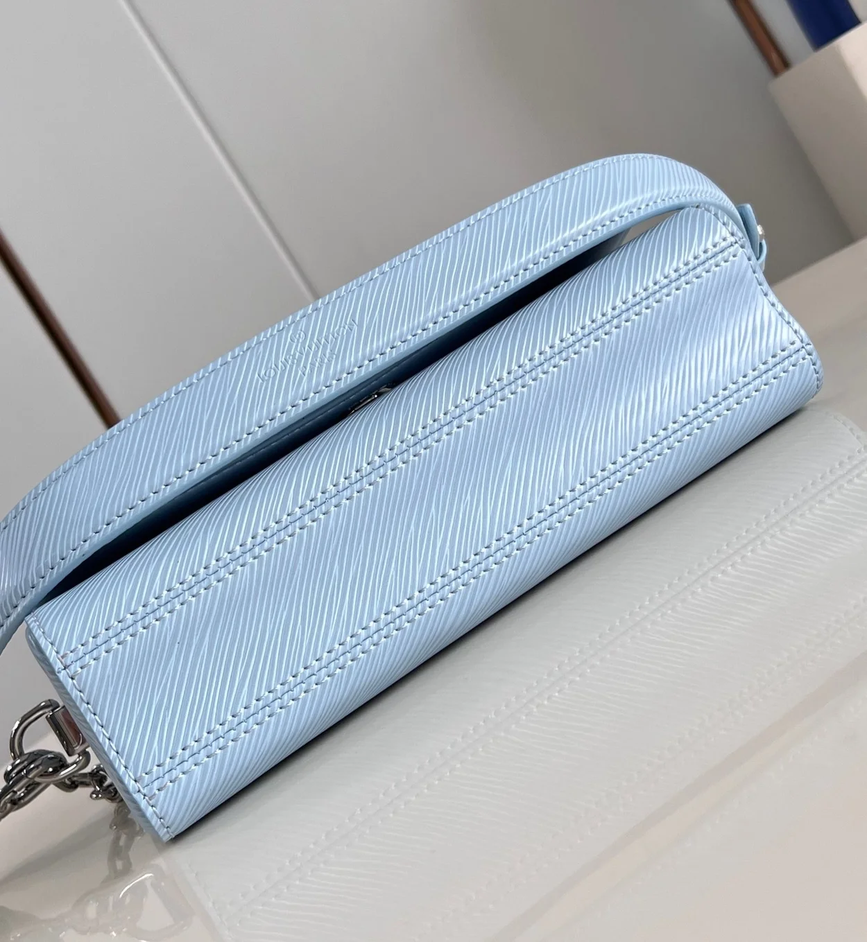 루이비통 트위스트 웨스트 백 M24566