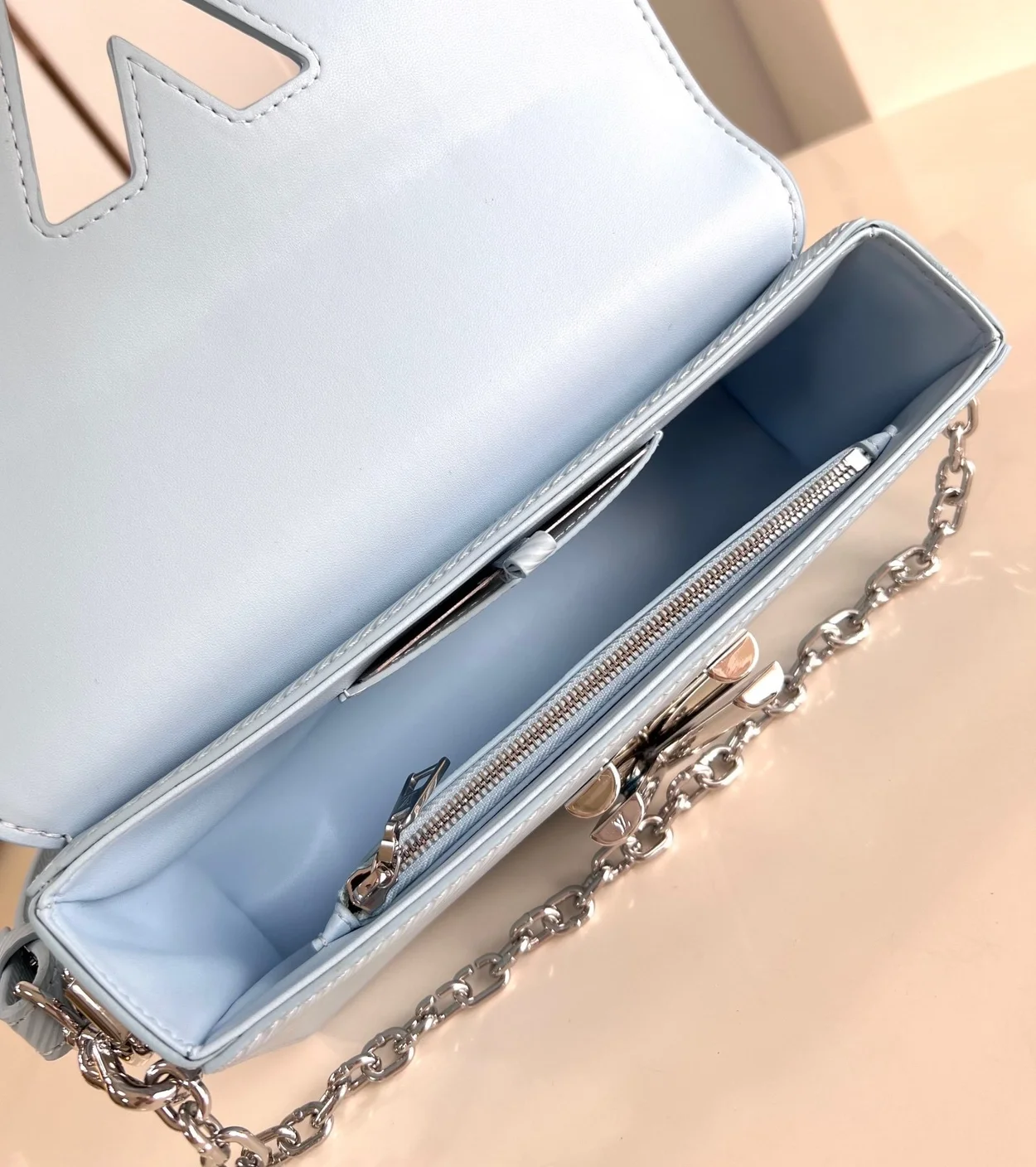 루이비통 트위스트 웨스트 백 M24566