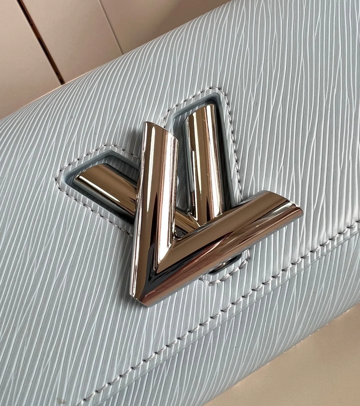 루이비통 트위스트 웨스트 백 M24566