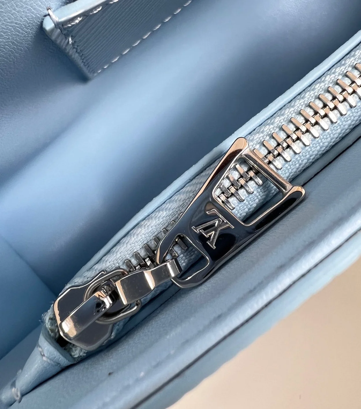 루이비통 트위스트 웨스트 백 M24566