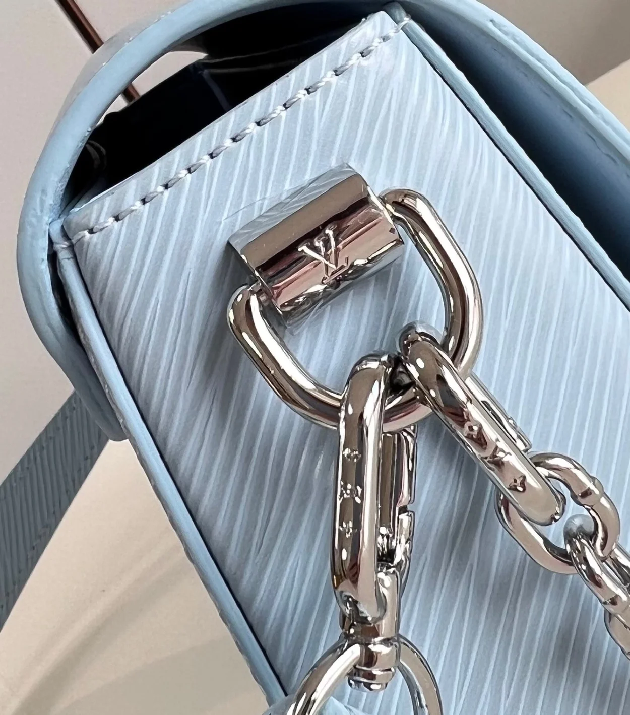 루이비통 트위스트 웨스트 백 M24566