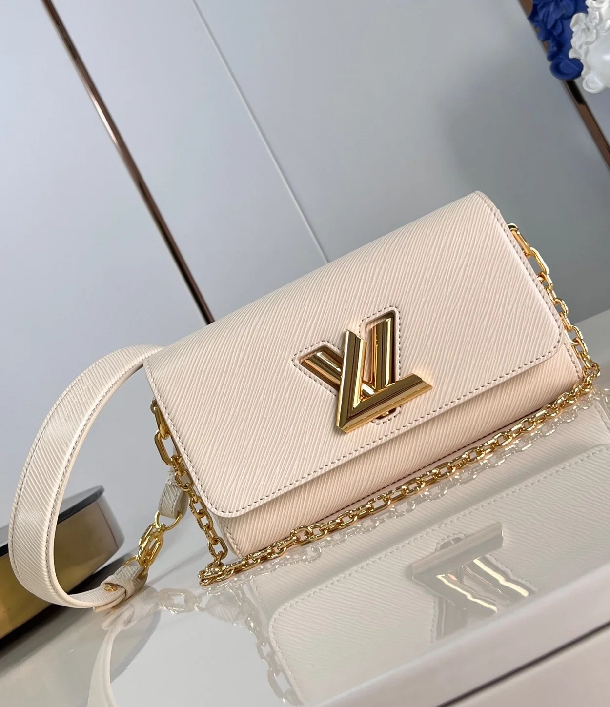 루이비통 트위스트 웨스트 백 M24550