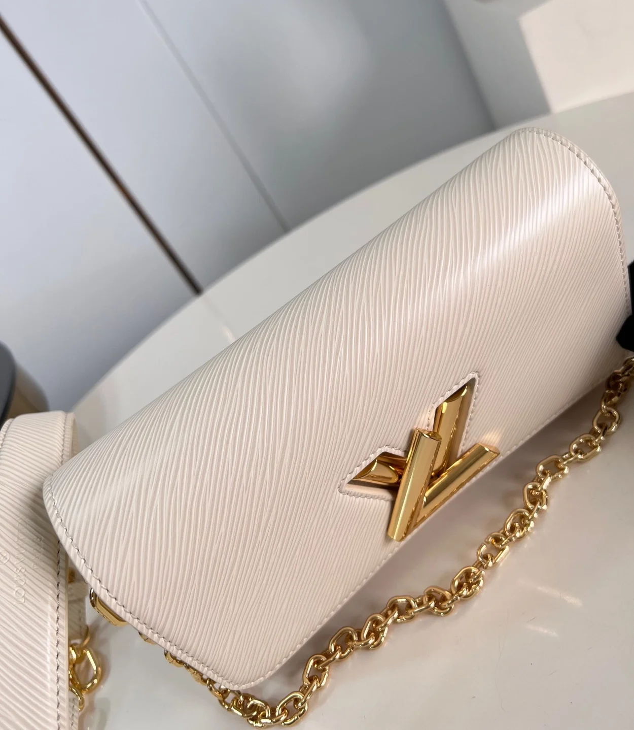 루이비통 트위스트 웨스트 백 M24550