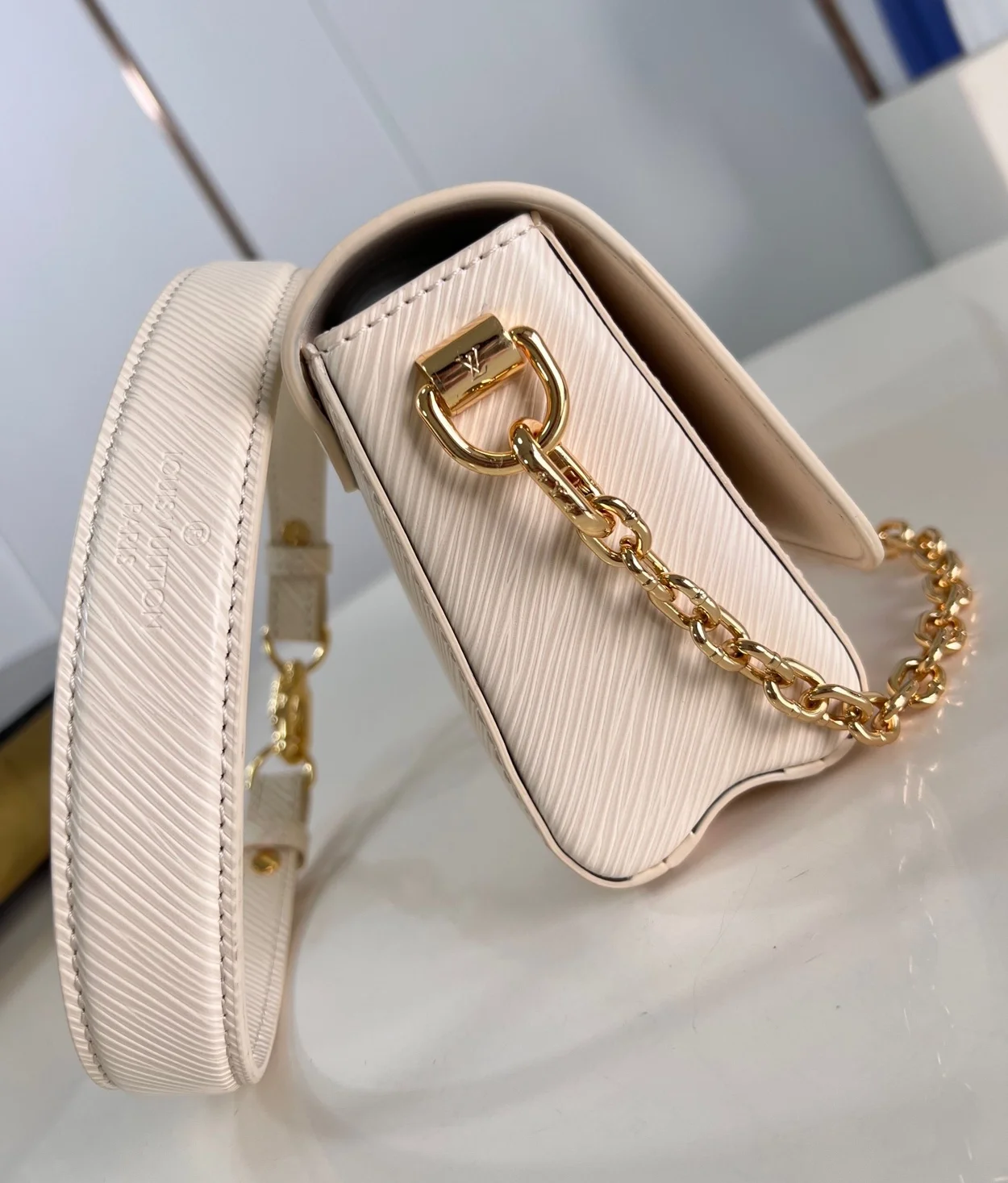 루이비통 트위스트 웨스트 백 M24550