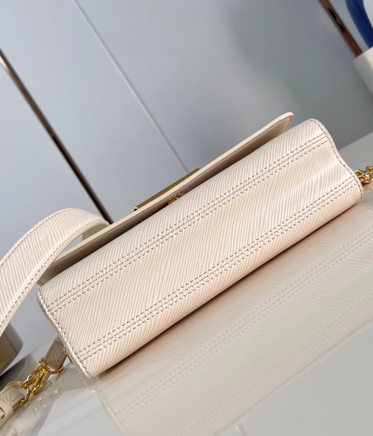 루이비통 트위스트 웨스트 백 M24550