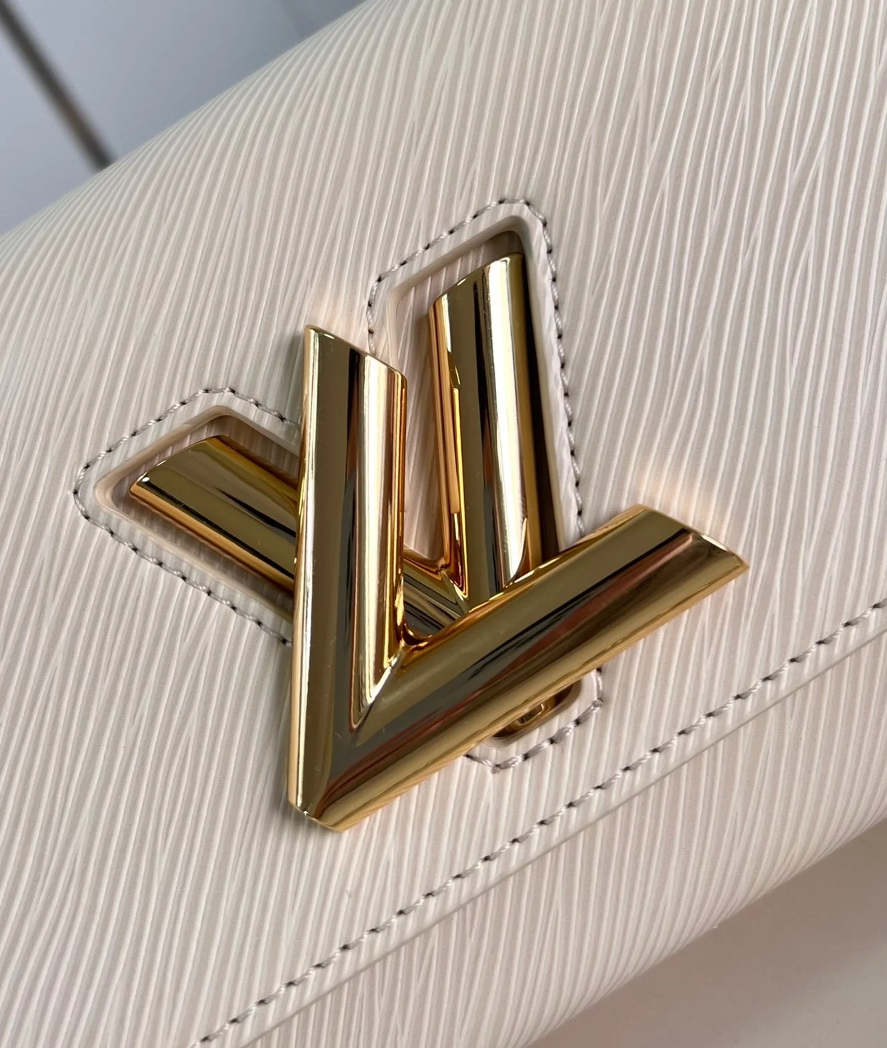 루이비통 트위스트 웨스트 백 M24550