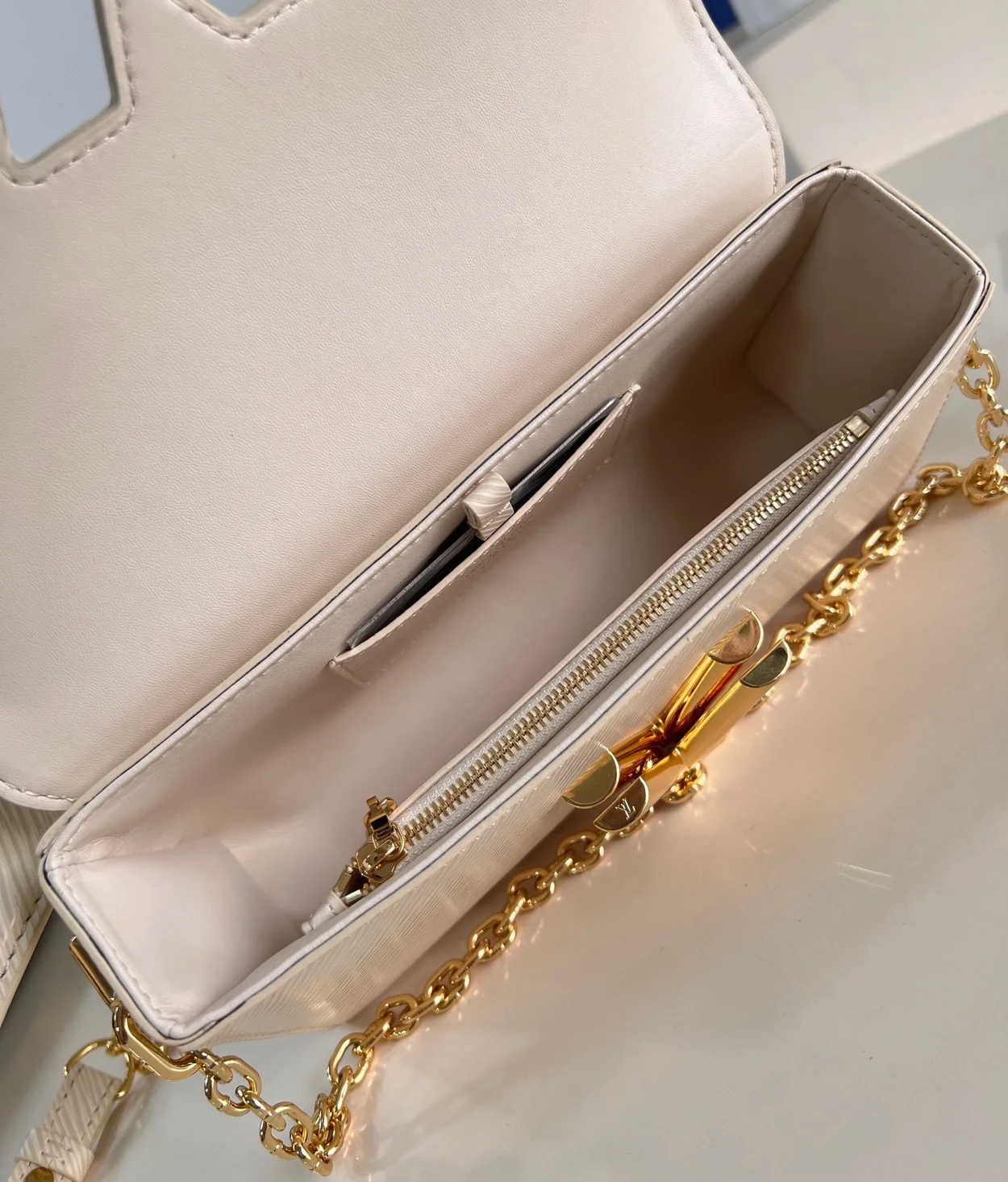 루이비통 트위스트 웨스트 백 M24550