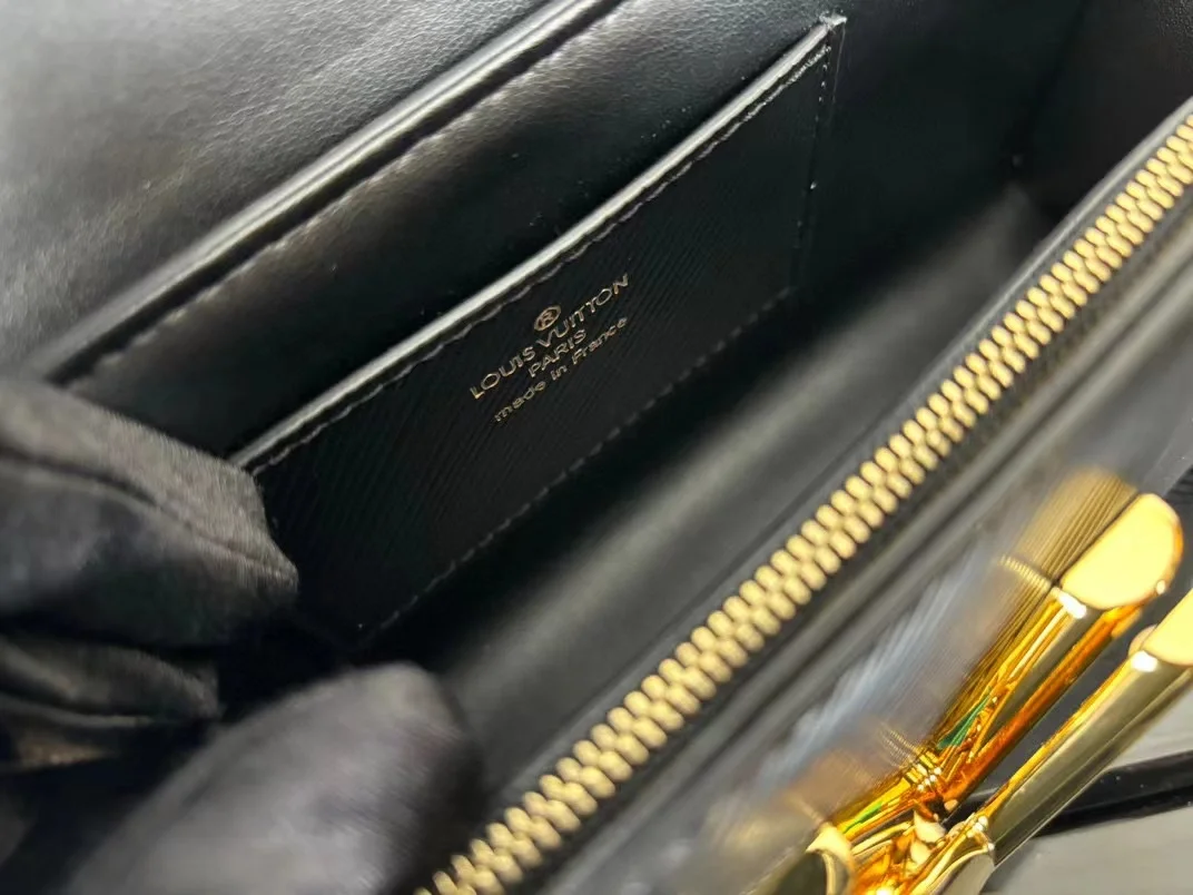 루이비통 트위스트 웨스트 백 M24549