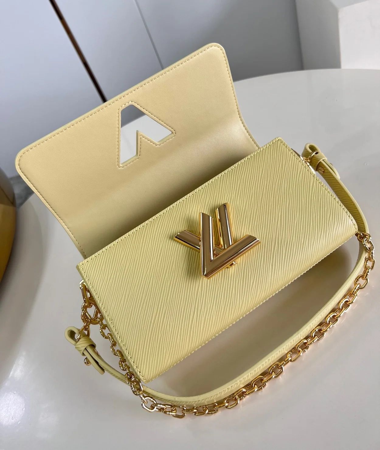 루이비통 트위스트 웨스트 백 M24548