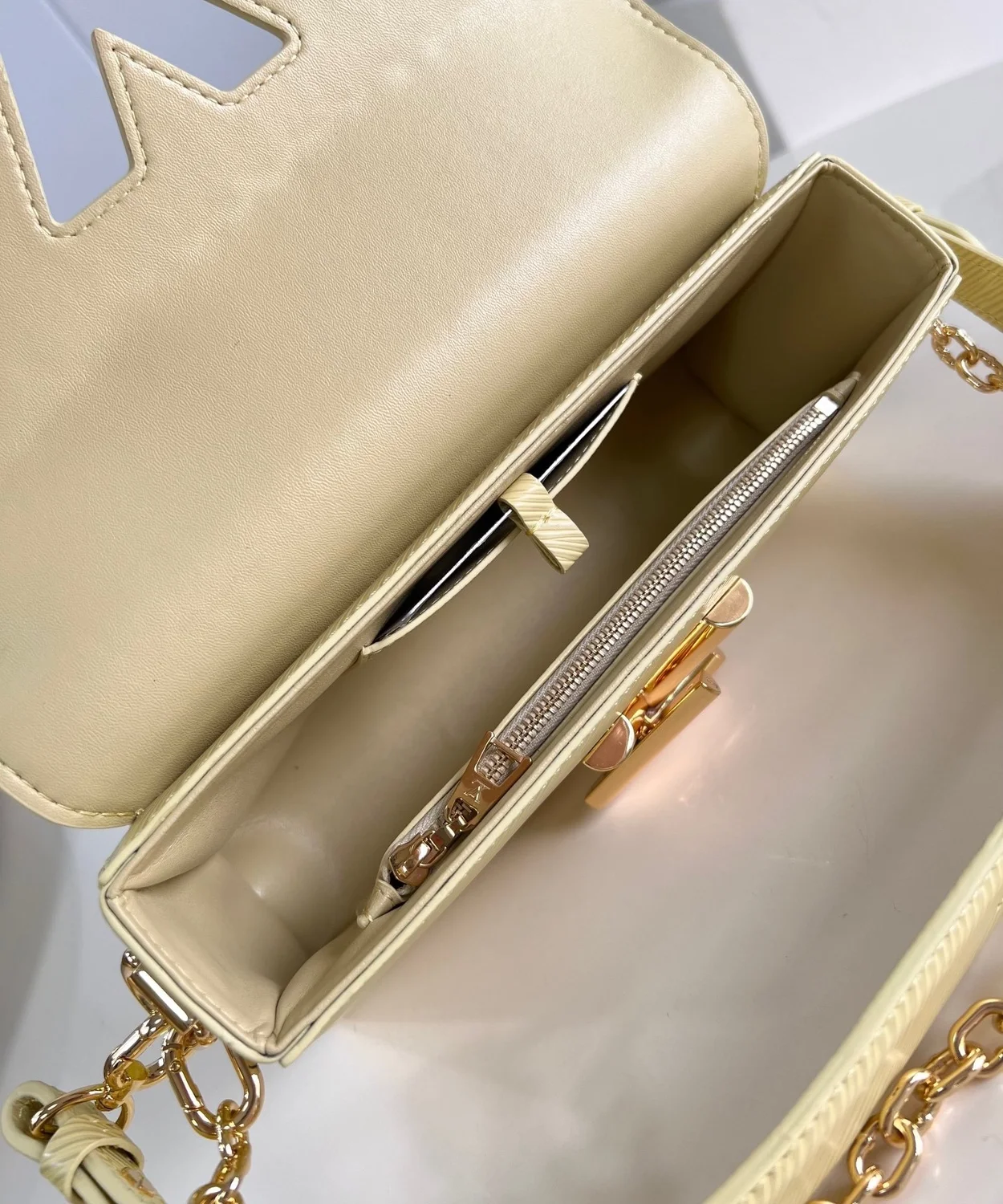 루이비통 트위스트 웨스트 백 M24548