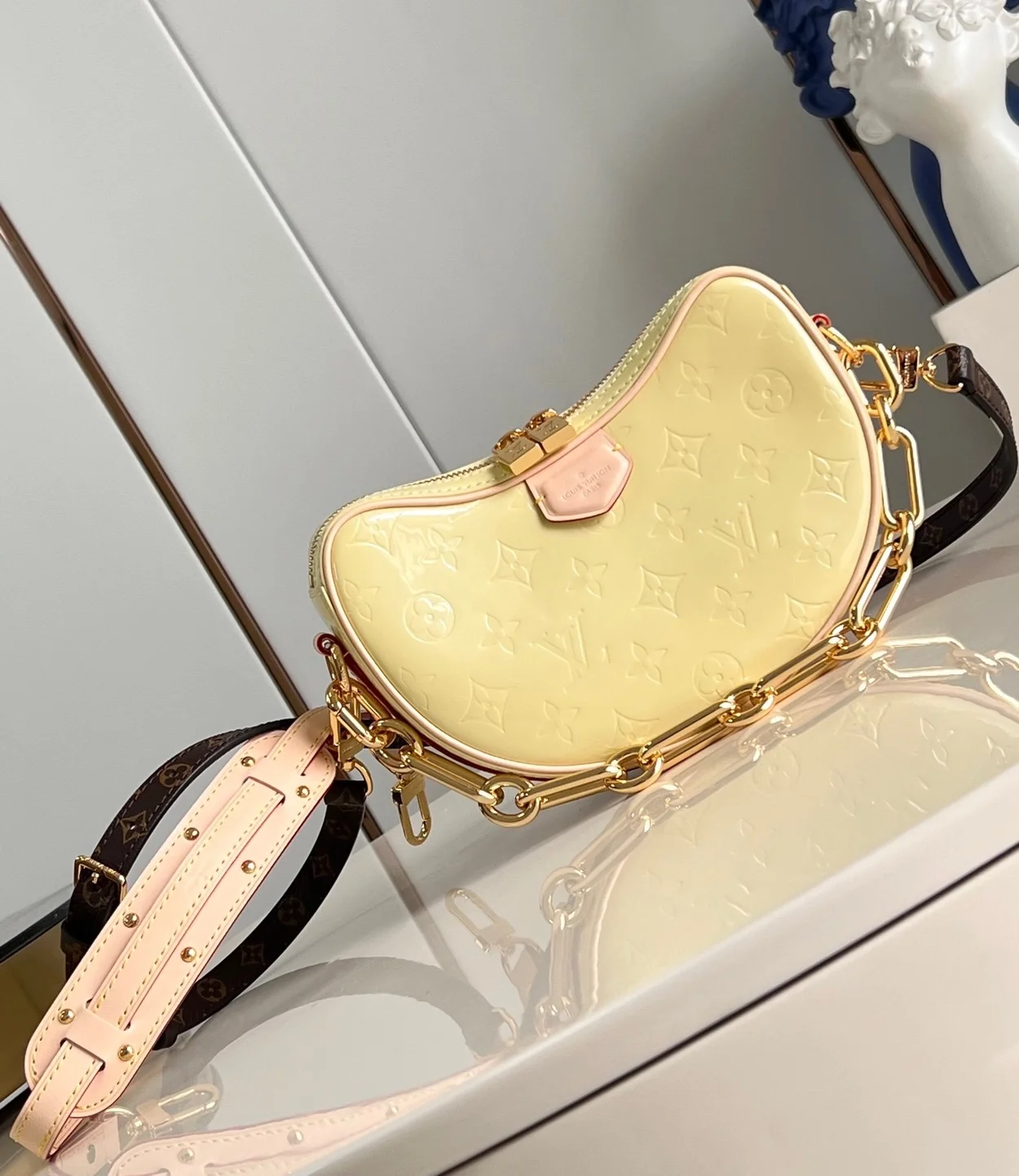 루이비통 크로아상 PM 모노그램 베르니 백 M24020