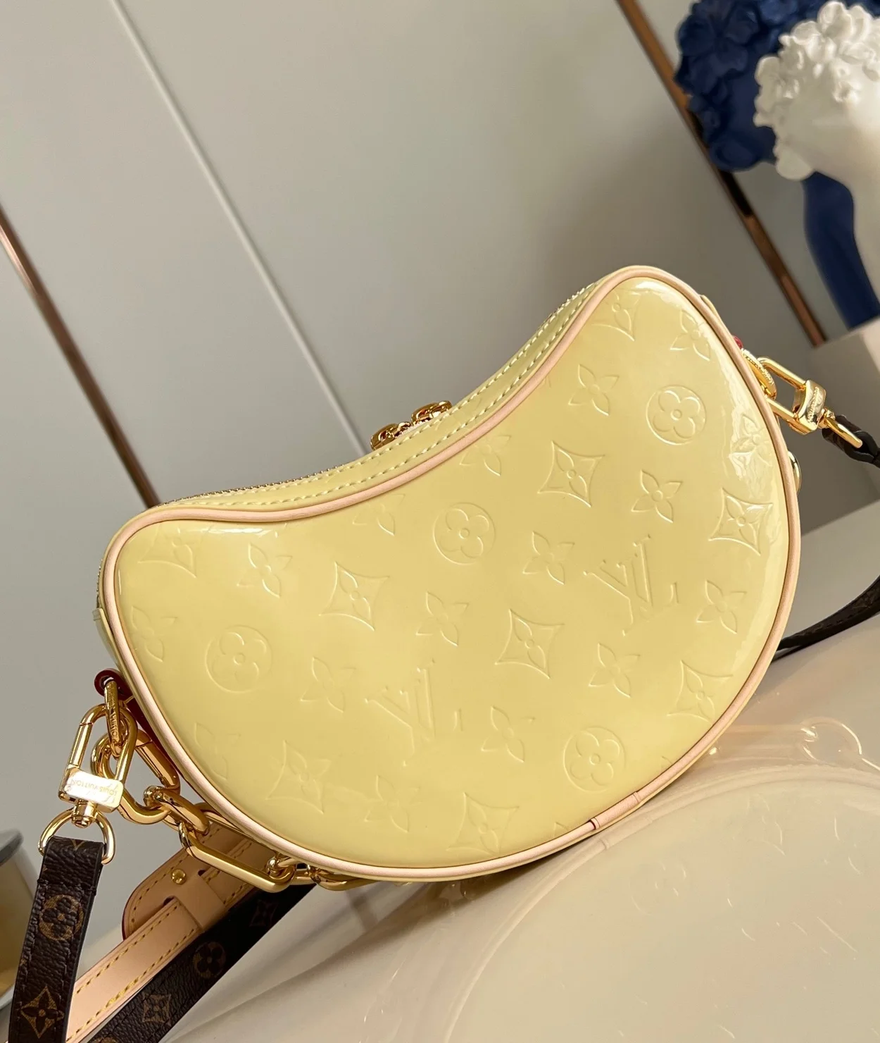 루이비통 크로아상 PM 모노그램 베르니 백 M24020