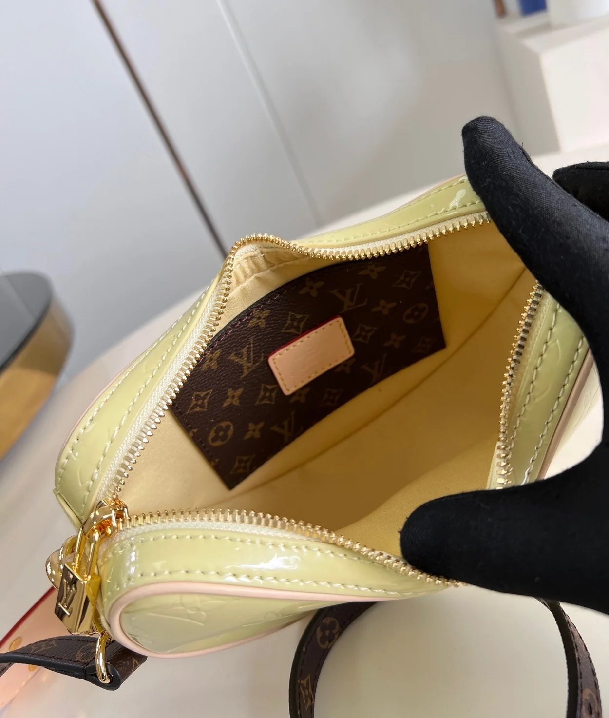 루이비통 크로아상 PM 모노그램 베르니 백 M24020