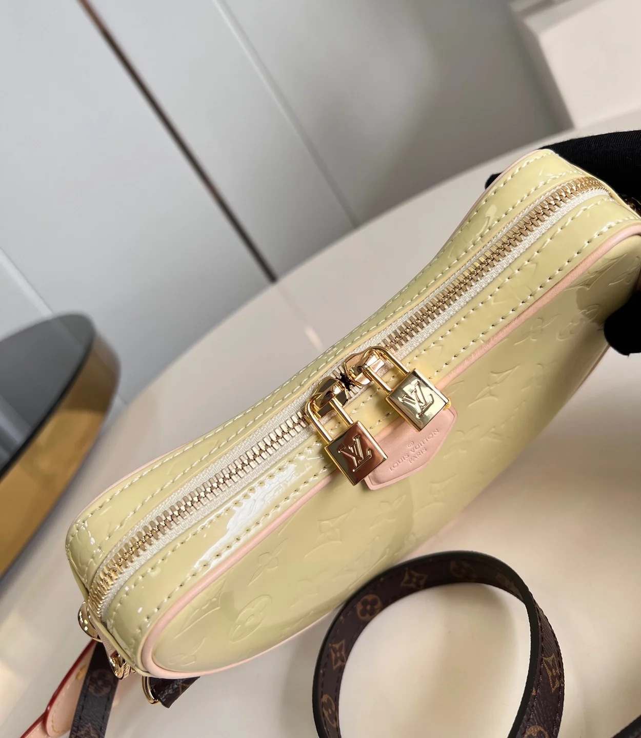 루이비통 크로아상 PM 모노그램 베르니 백 M24020