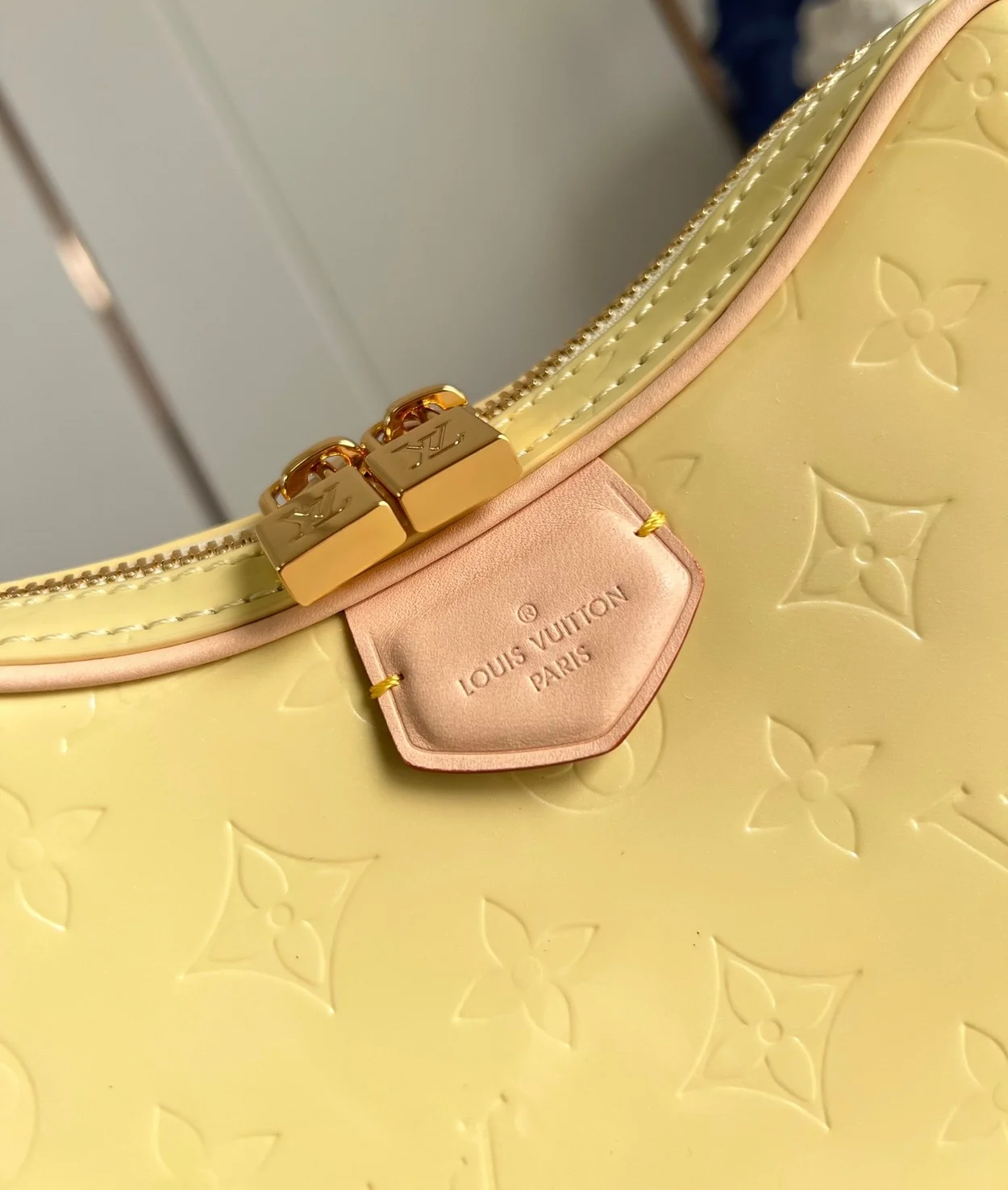 루이비통 크로아상 PM 모노그램 베르니 백 M24020