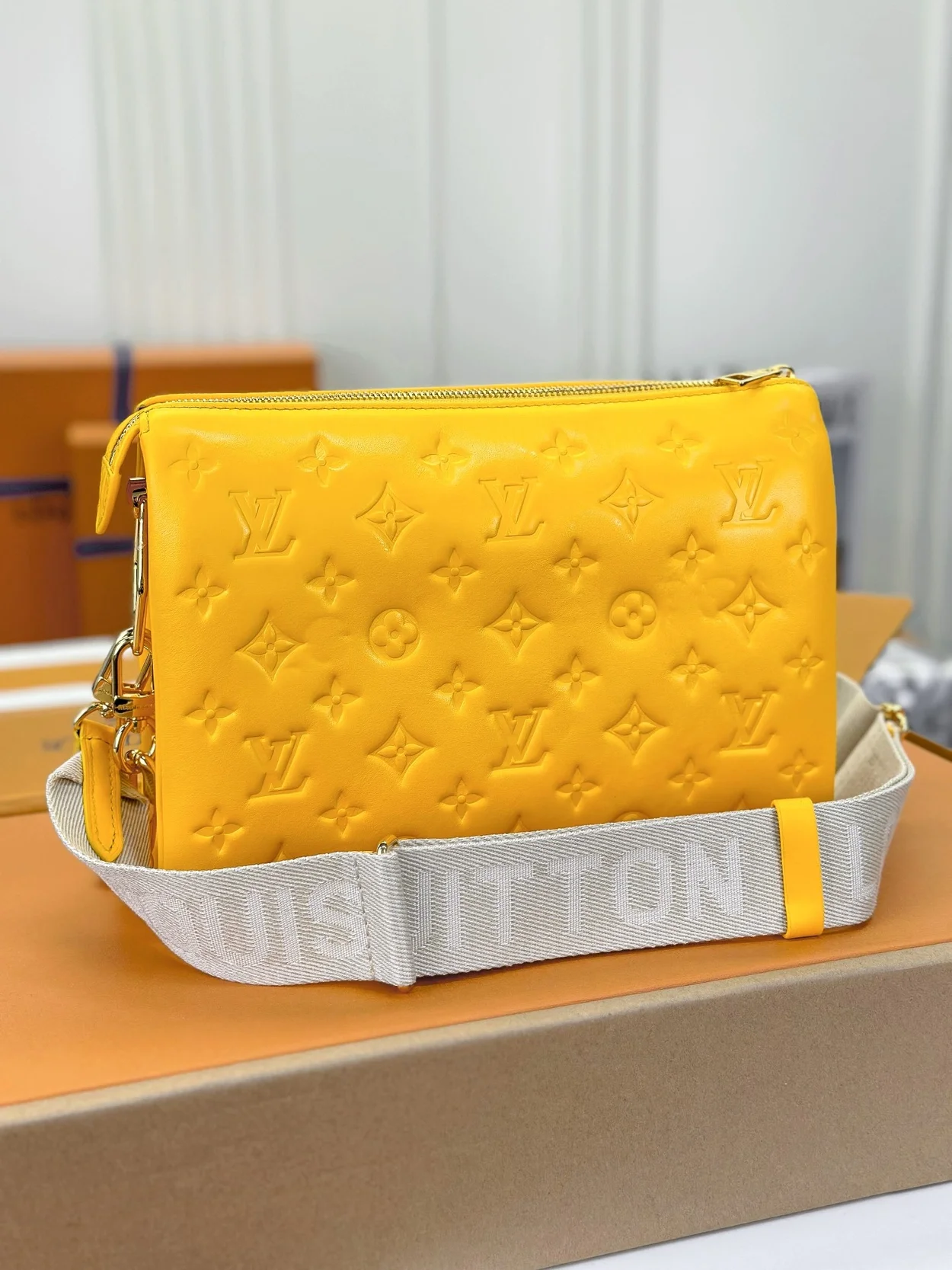 루이비통 쿠상 PM 백 옐로우 M22397