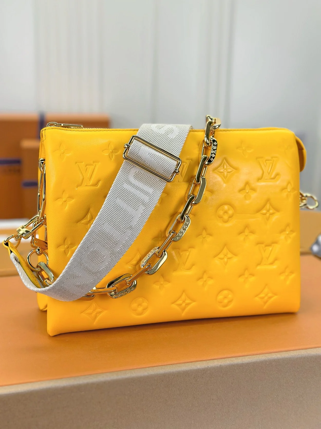 루이비통 쿠상 PM 백 옐로우 M22397