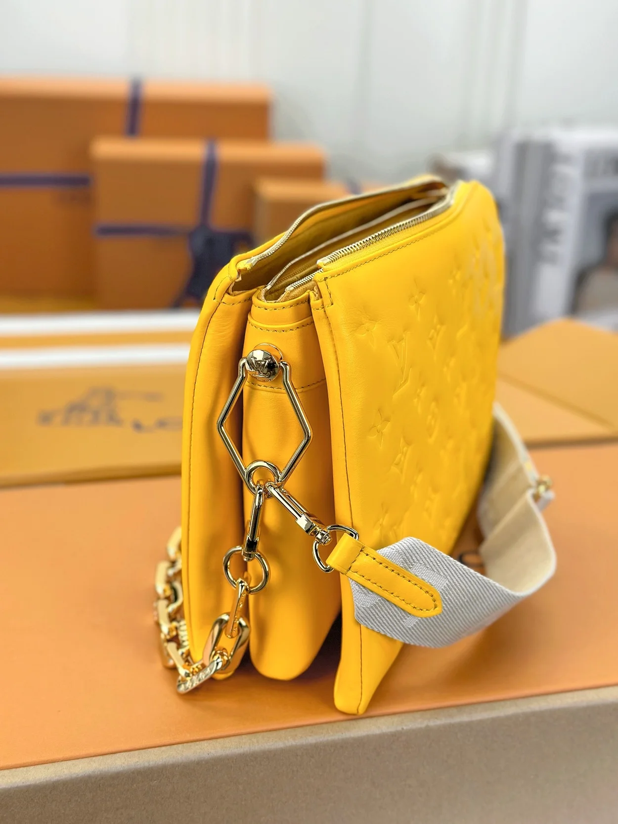 루이비통 쿠상 PM 백 옐로우 M22397