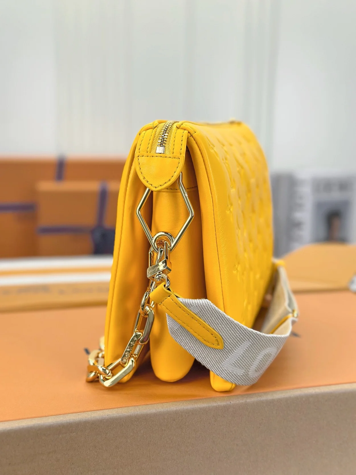 루이비통 쿠상 PM 백 옐로우 M22397