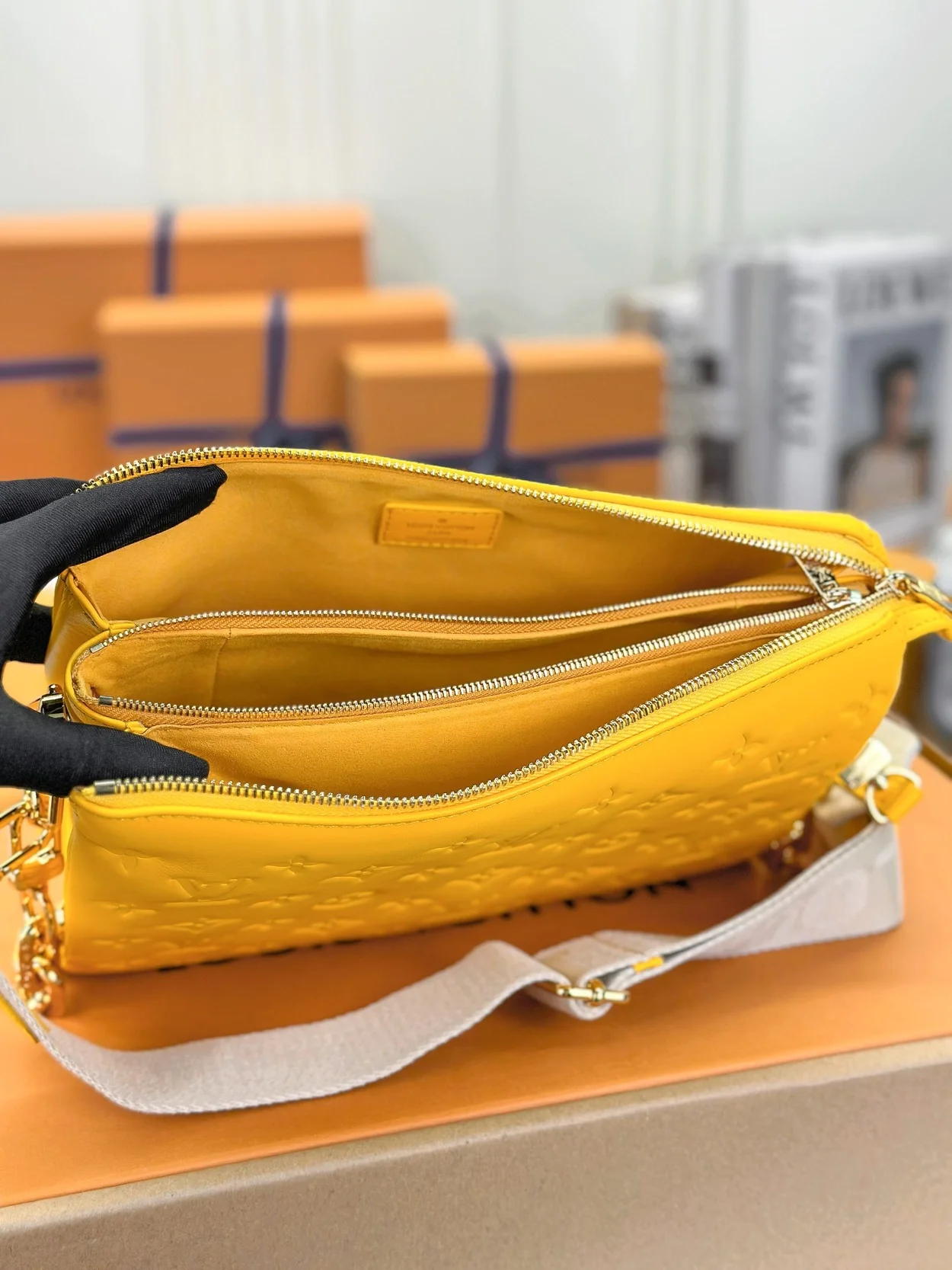 루이비통 쿠상 PM 백 옐로우 M22397