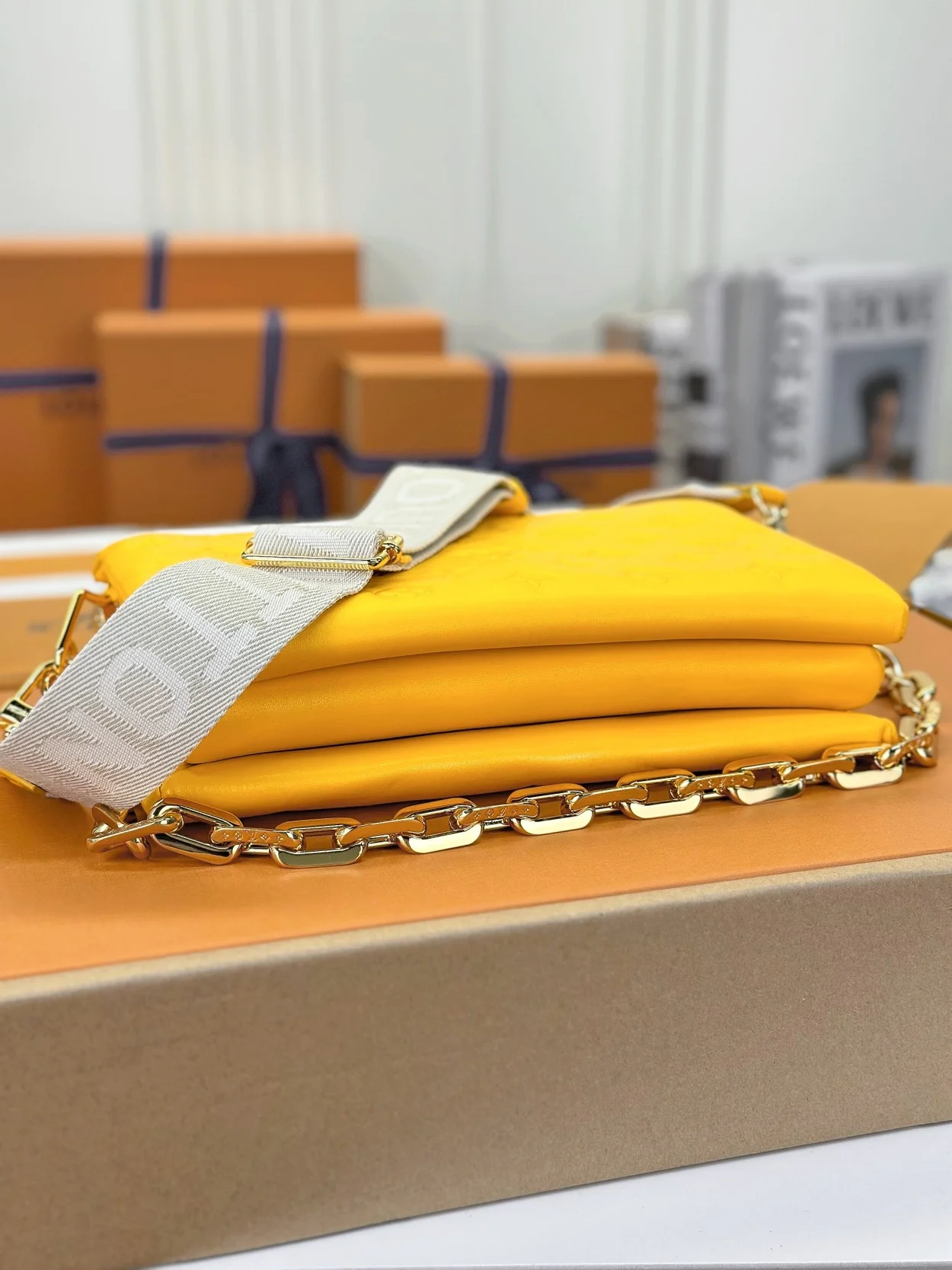 루이비통 쿠상 PM 백 옐로우 M22397