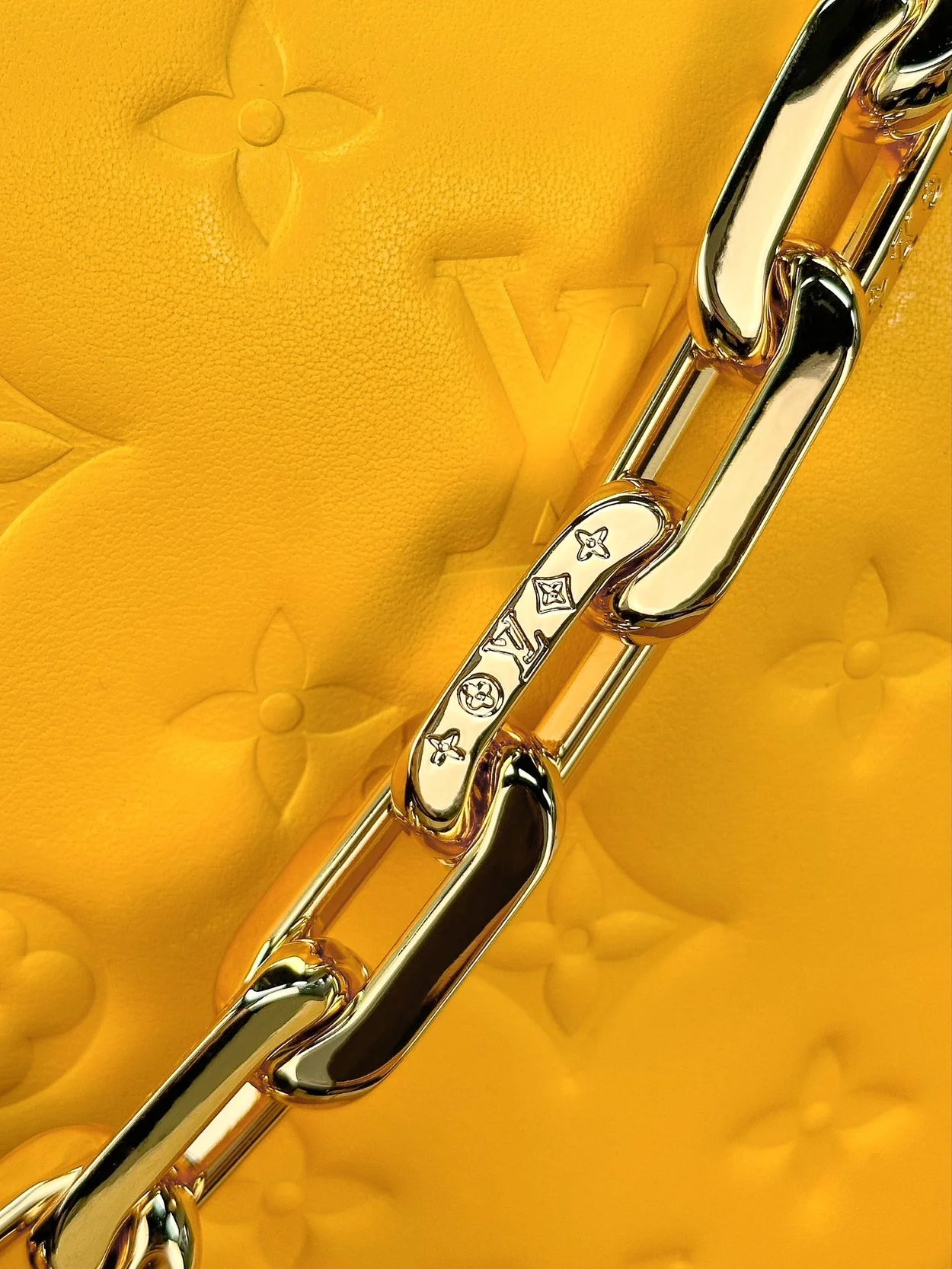 루이비통 쿠상 PM 백 옐로우 M22397
