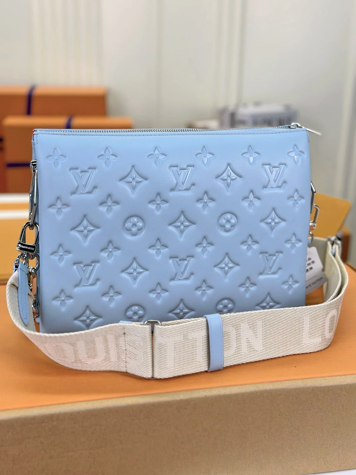 루이비통 쿠상 PM 백 실버 체인 스카이블루