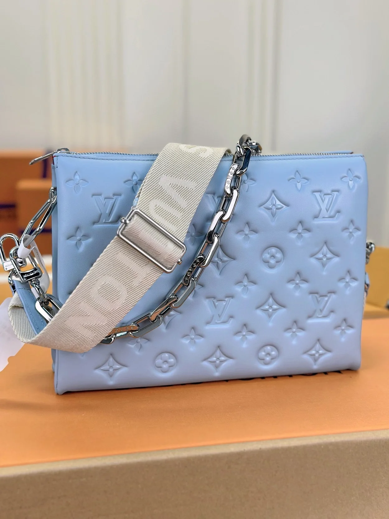 루이비통 쿠상 PM 백 실버 체인 스카이블루