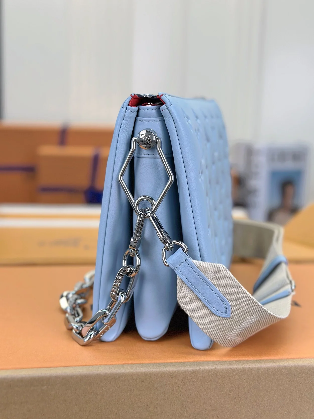 루이비통 쿠상 PM 백 실버 체인 스카이블루