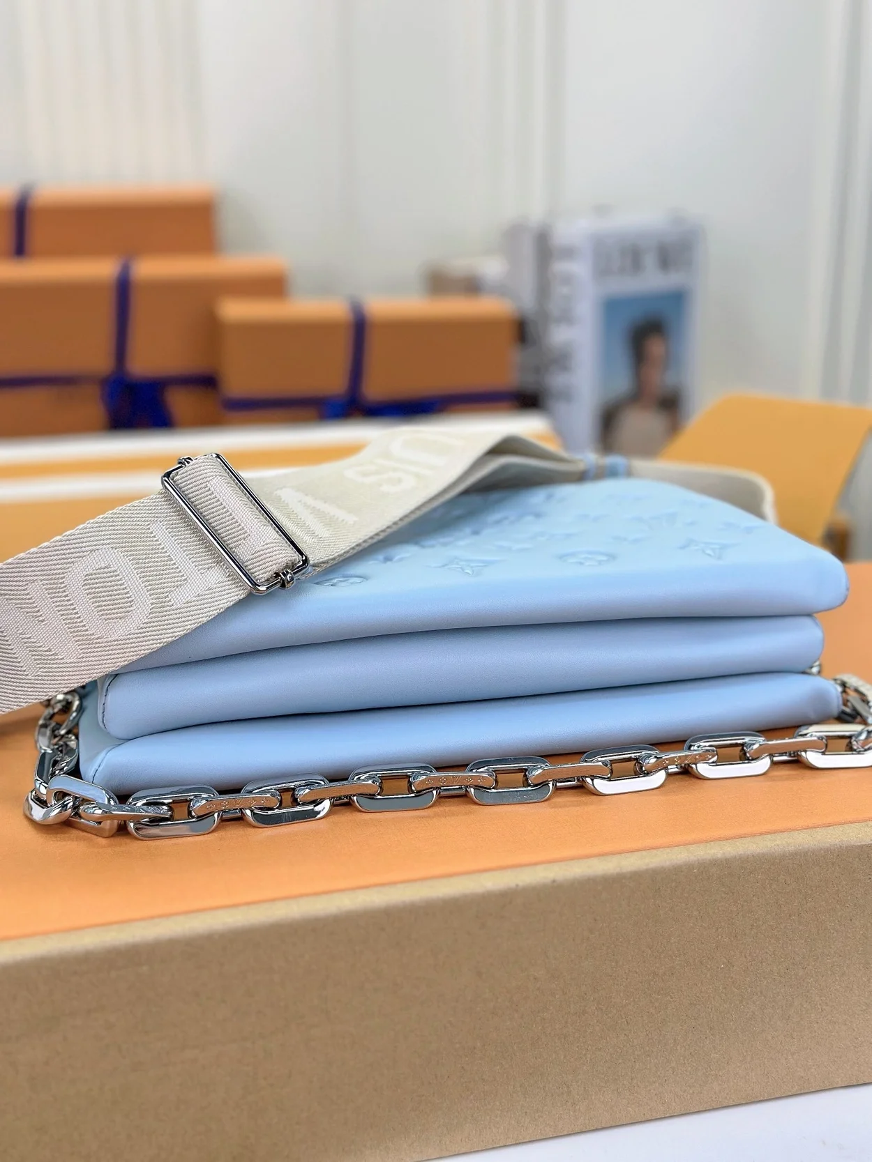 루이비통 쿠상 PM 백 실버 체인 스카이블루