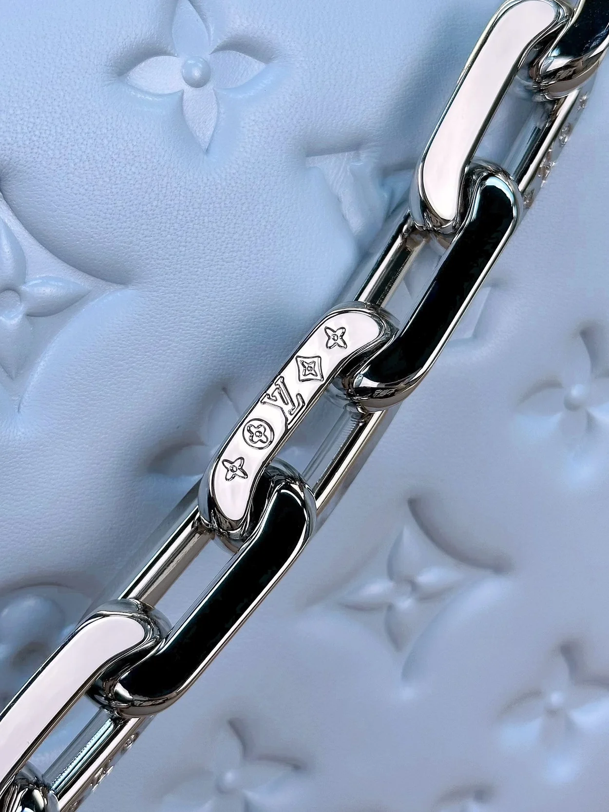 루이비통 쿠상 PM 백 실버 체인 스카이블루