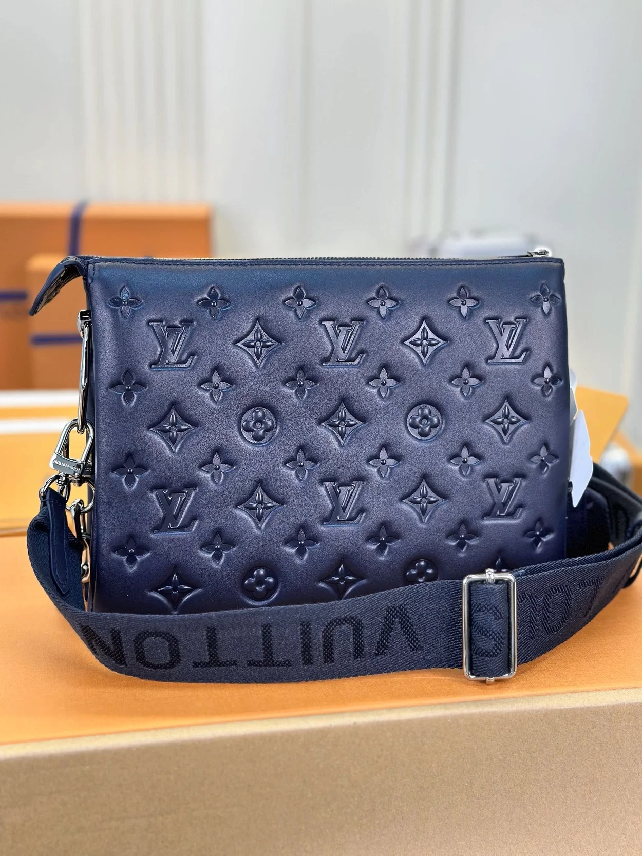 루이비통 쿠상 PM 백 실버 체인 네이비