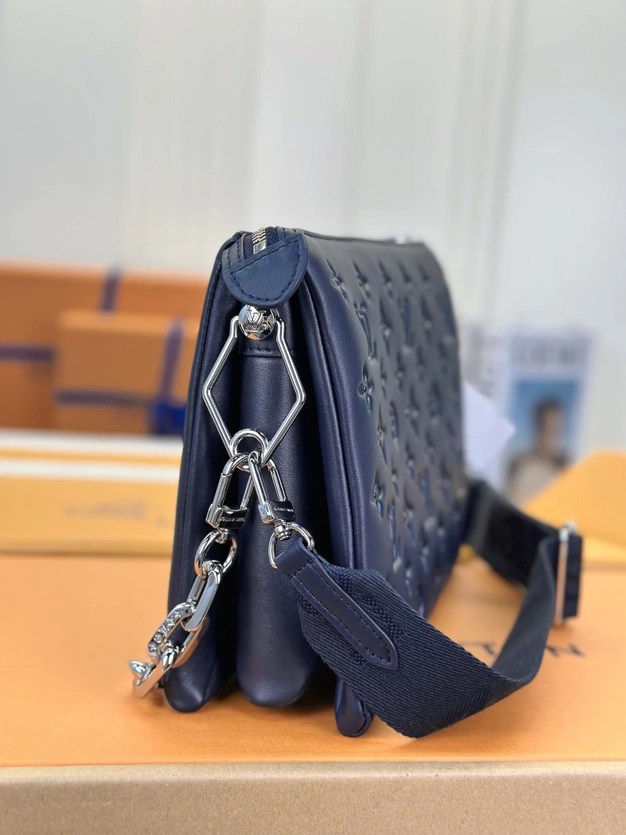 루이비통 쿠상 PM 백 실버 체인 네이비