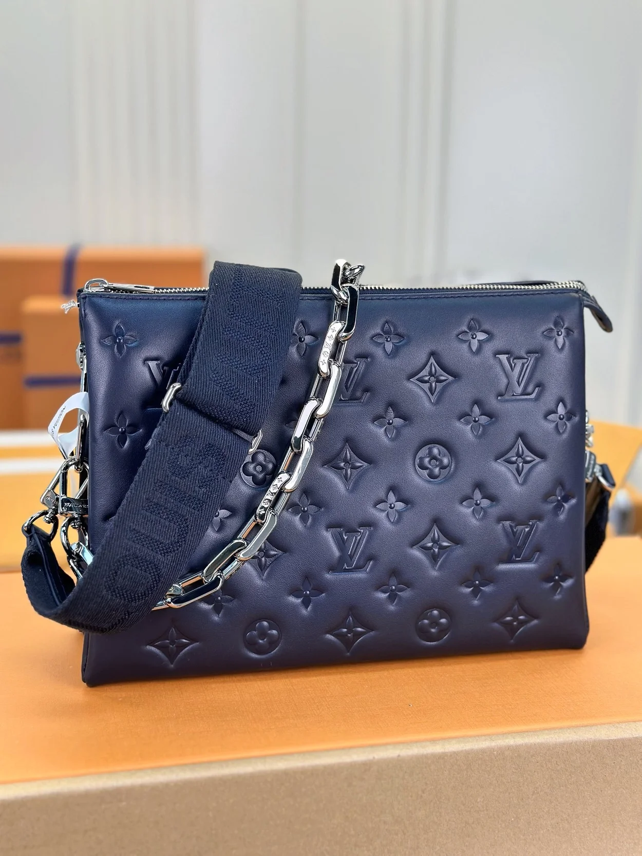 루이비통 쿠상 PM 백 실버 체인 네이비