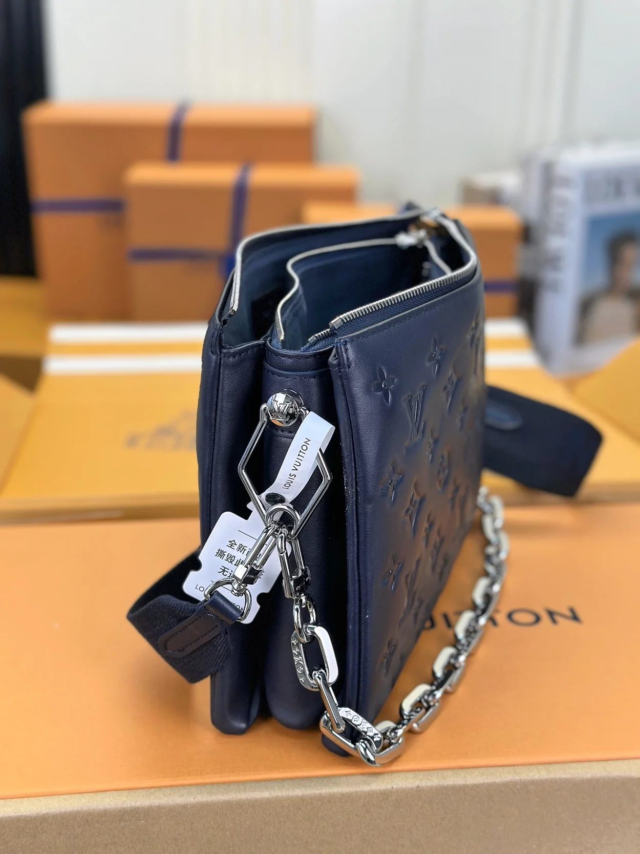 루이비통 쿠상 PM 백 실버 체인 네이비