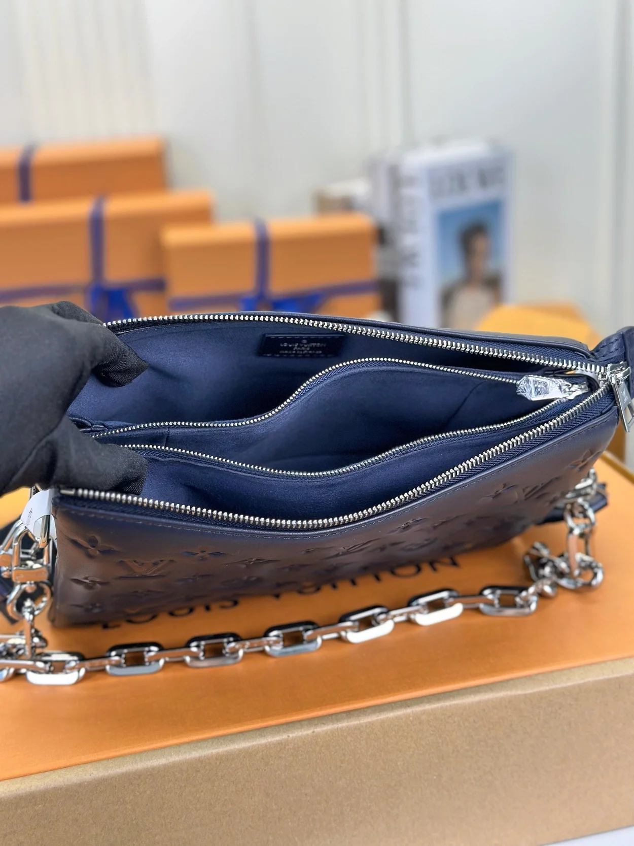 루이비통 쿠상 PM 백 실버 체인 네이비