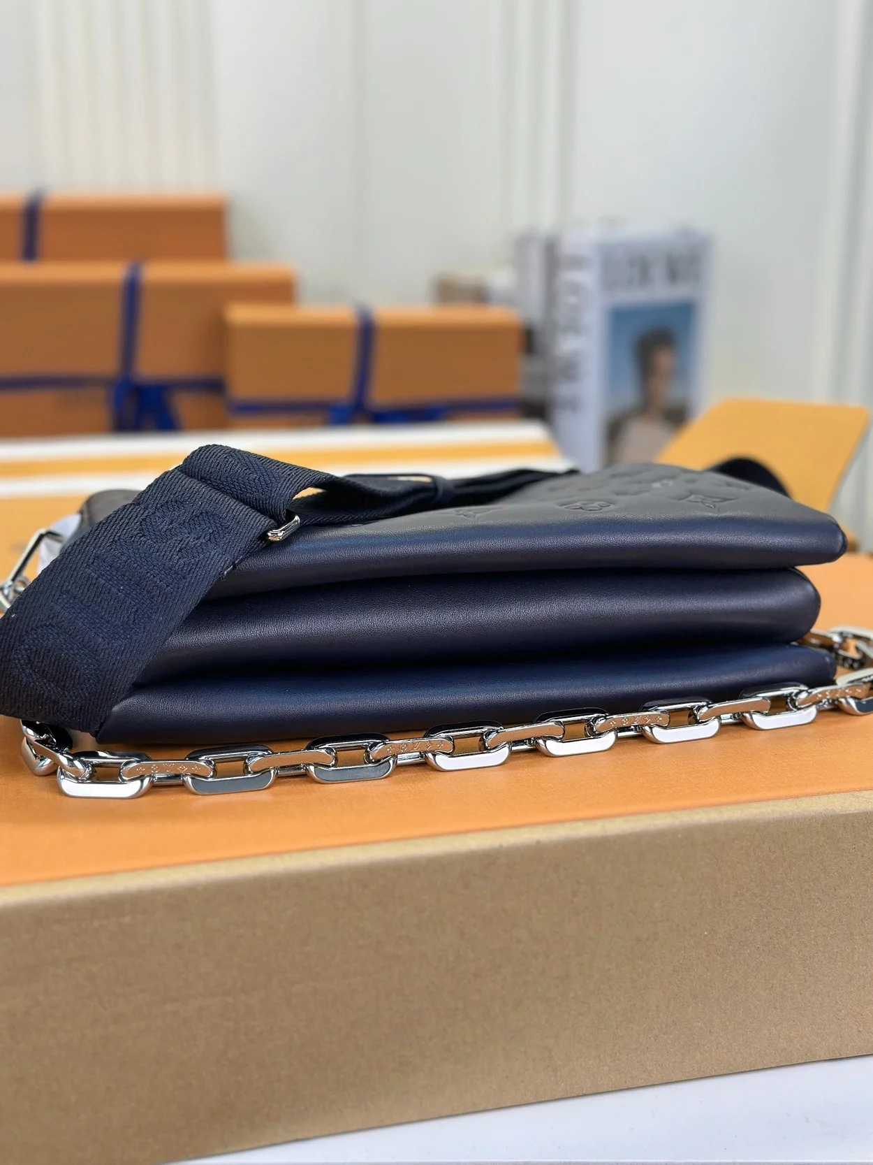 루이비통 쿠상 PM 백 실버 체인 네이비