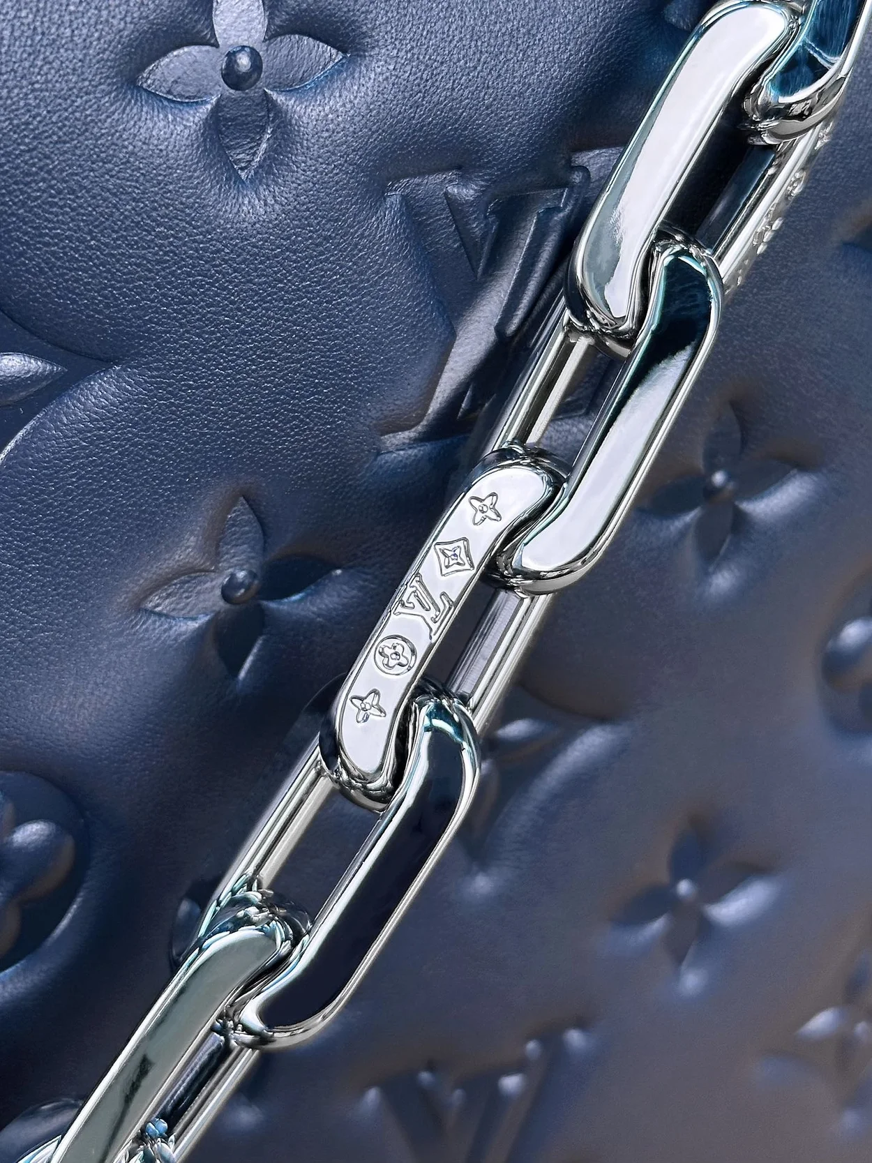 루이비통 쿠상 PM 백 실버 체인 네이비