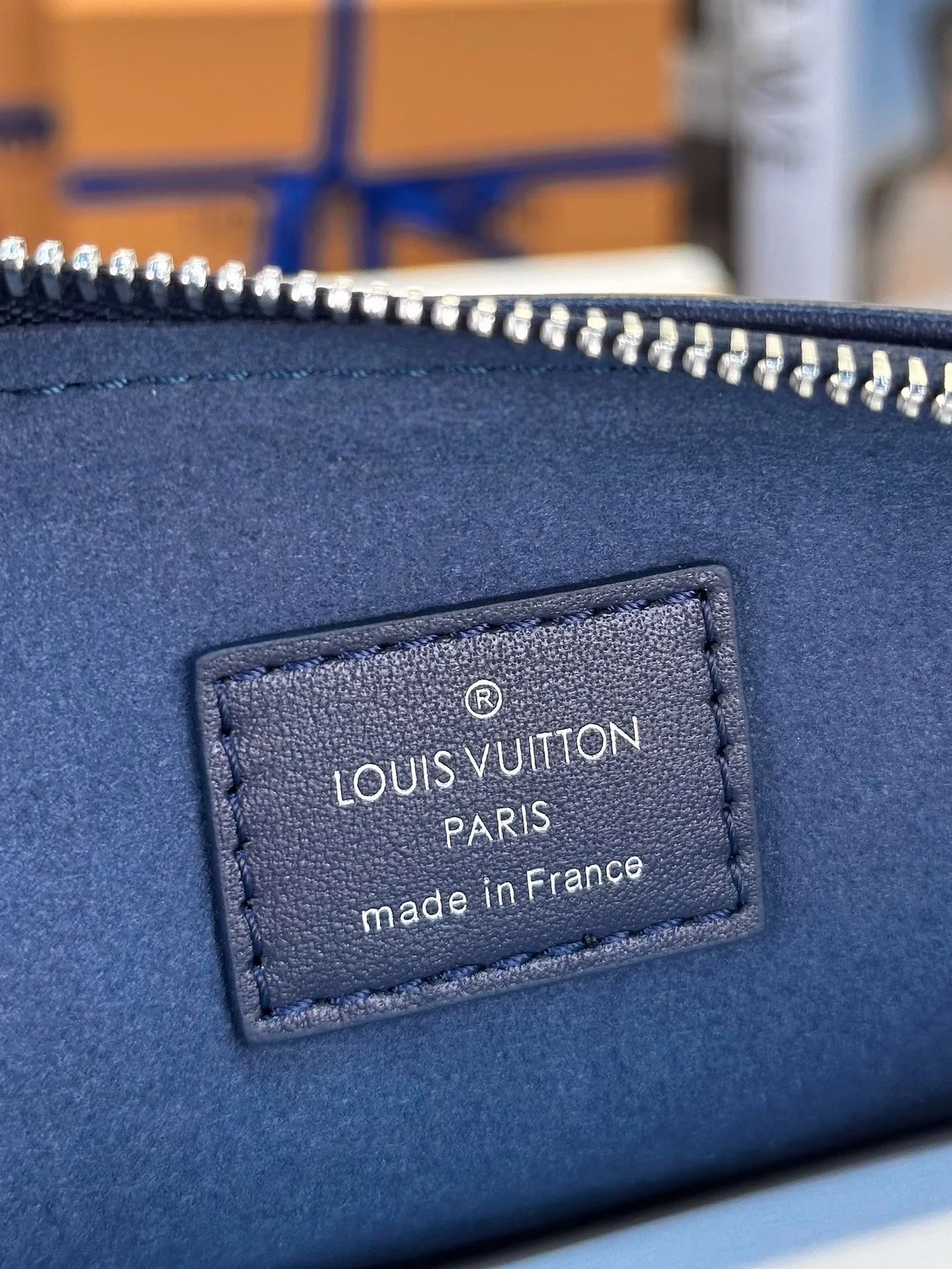 루이비통 쿠상 PM 백 실버 체인 네이비